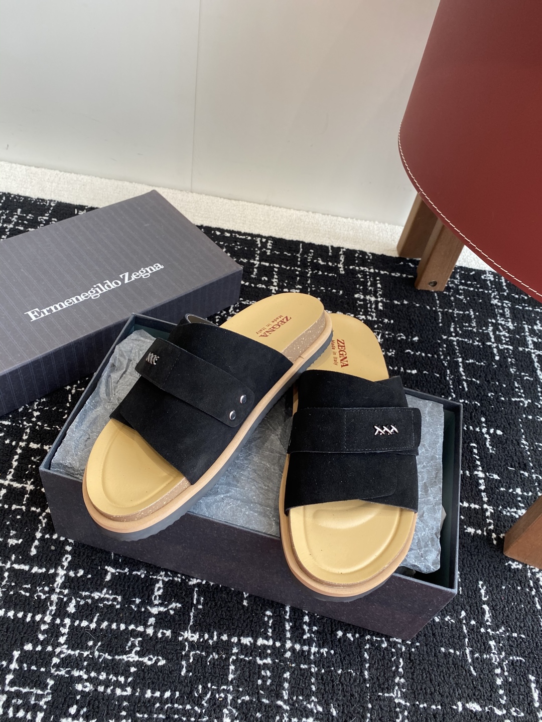 代购级
ZEGNA 杰尼亚 xxx系列 一字 厚底 老钱风 凉拖鞋

原版购入开发 做货 这款zegna