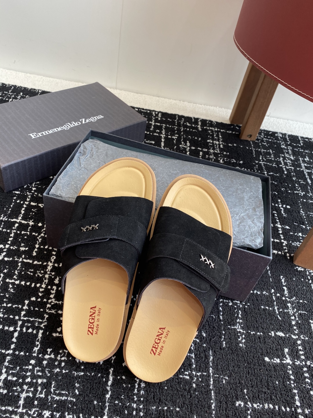 代购级
ZEGNA 杰尼亚 xxx系列 一字 厚底 老钱风 凉拖鞋

原版购入开发 做货 这款zegna