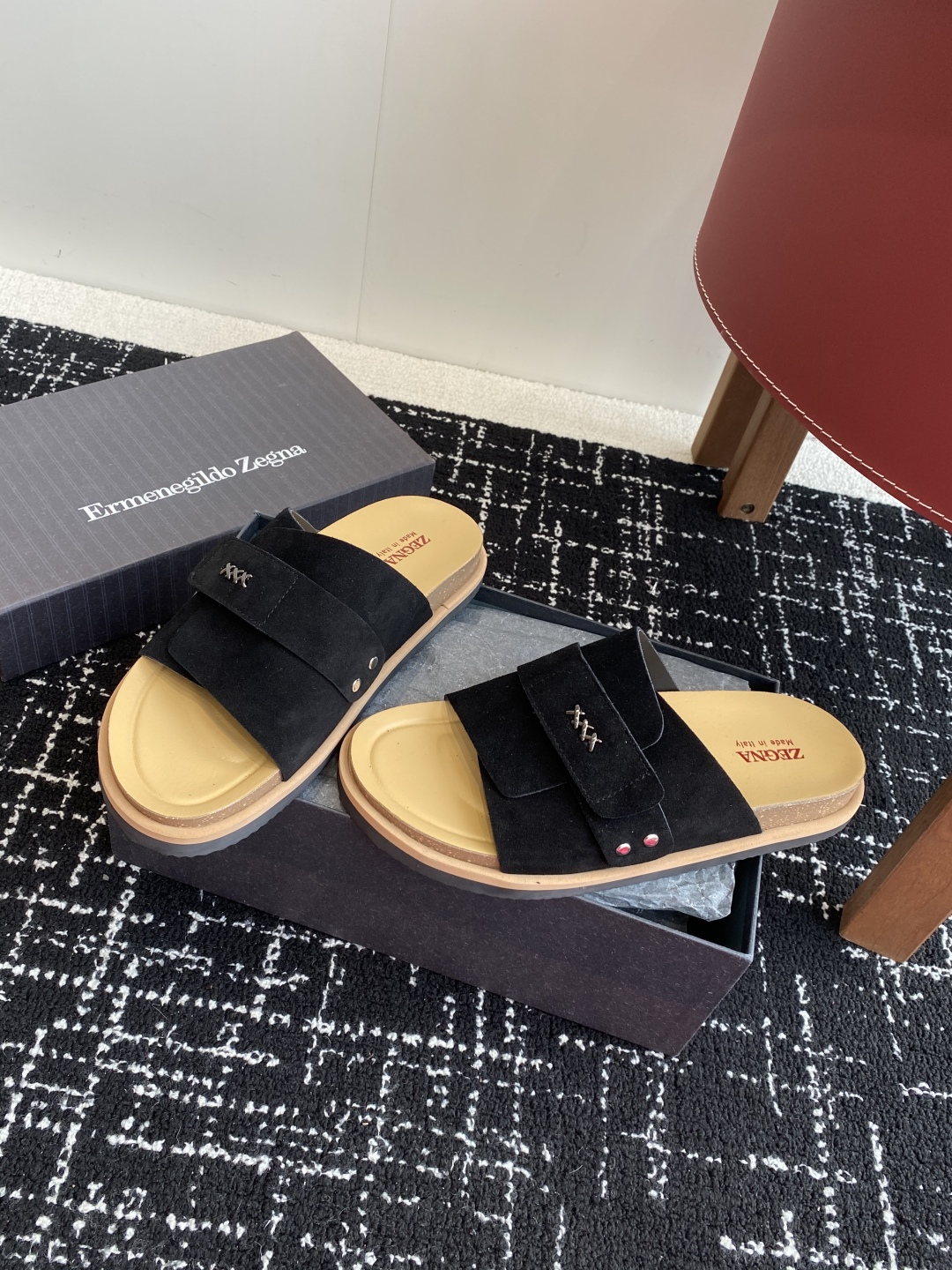 代购级
ZEGNA 杰尼亚 xxx系列 一字 厚底 老钱风 凉拖鞋

原版购入开发 做货 这款zegna