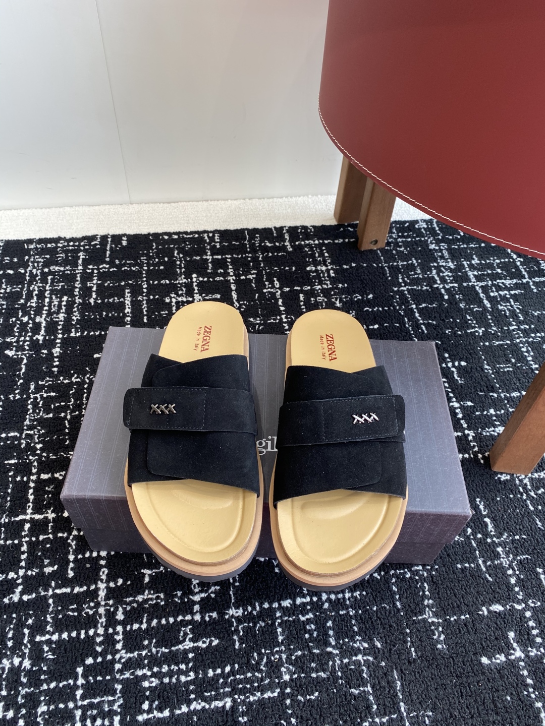 代购级
ZEGNA 杰尼亚 xxx系列 一字 厚底 老钱风 凉拖鞋

原版购入开发 做货 这款zegna