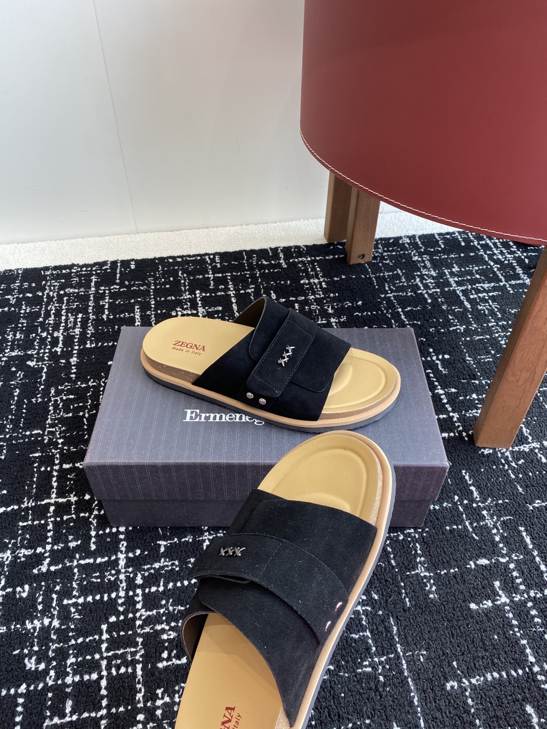 代购级
ZEGNA 杰尼亚 xxx系列 一字 厚底 老钱风 凉拖鞋

原版购入开发 做货 这款zegna