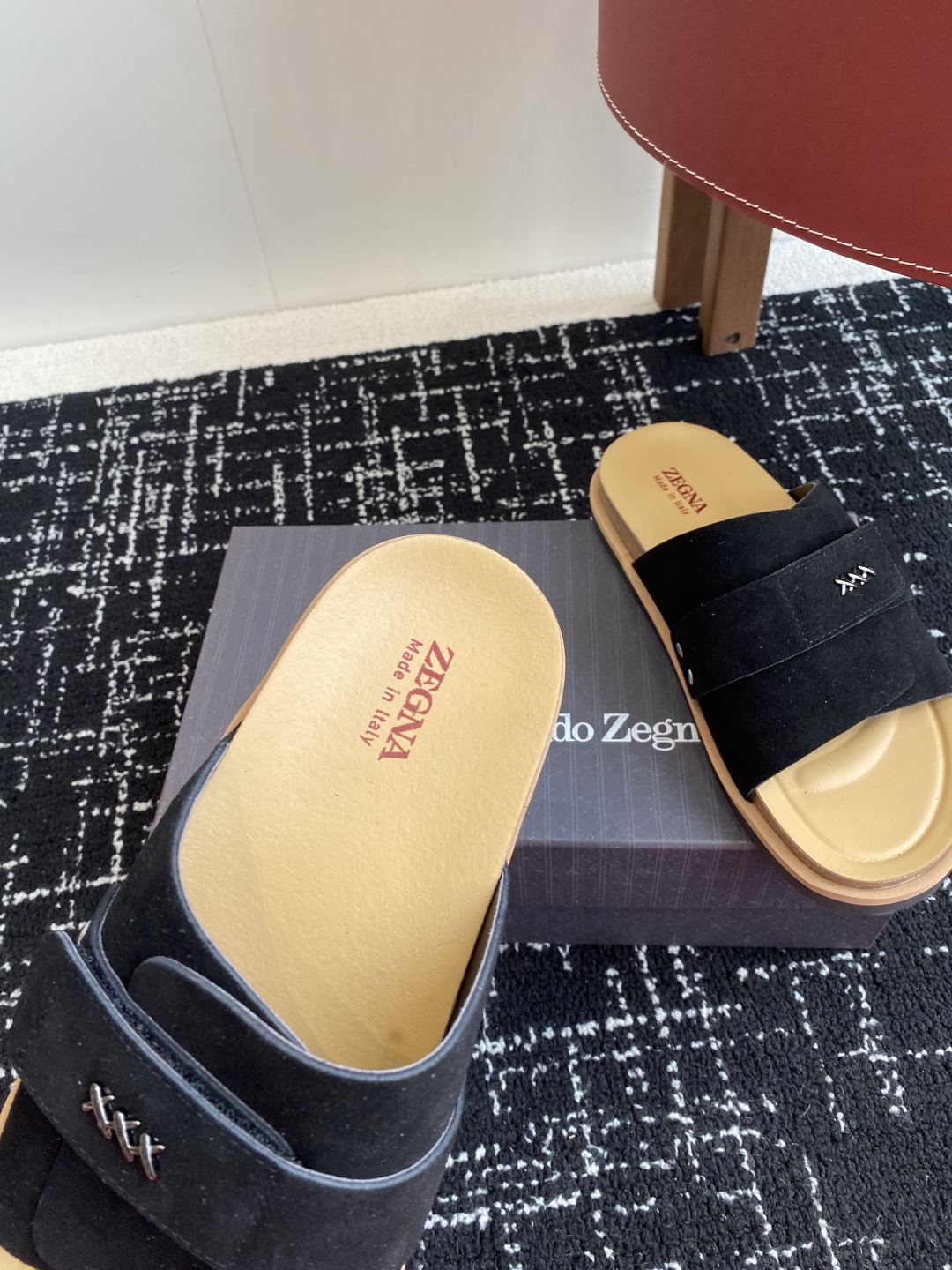 代购级
ZEGNA 杰尼亚 xxx系列 一字 厚底 老钱风 凉拖鞋

原版购入开发 做货 这款zegna