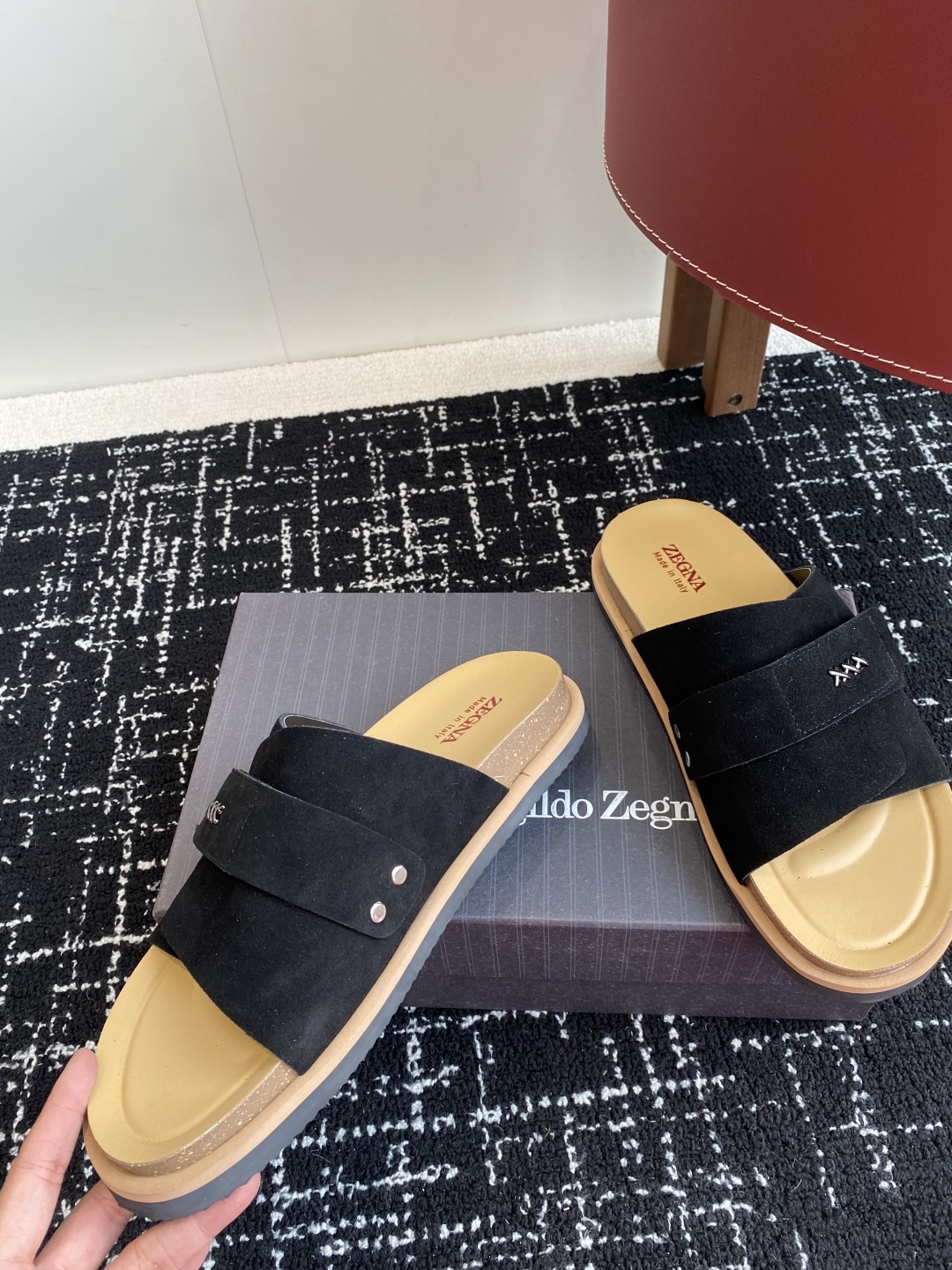 代购级
ZEGNA 杰尼亚 xxx系列 一字 厚底 老钱风 凉拖鞋

原版购入开发 做货 这款zegna