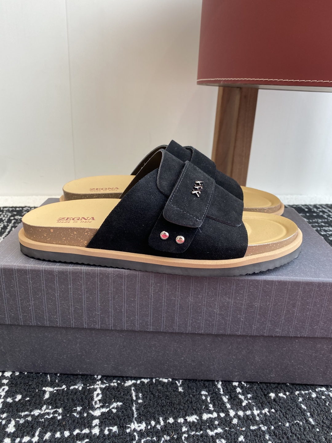 代购级
ZEGNA 杰尼亚 xxx系列 一字 厚底 老钱风 凉拖鞋

原版购入开发 做货 这款zegna