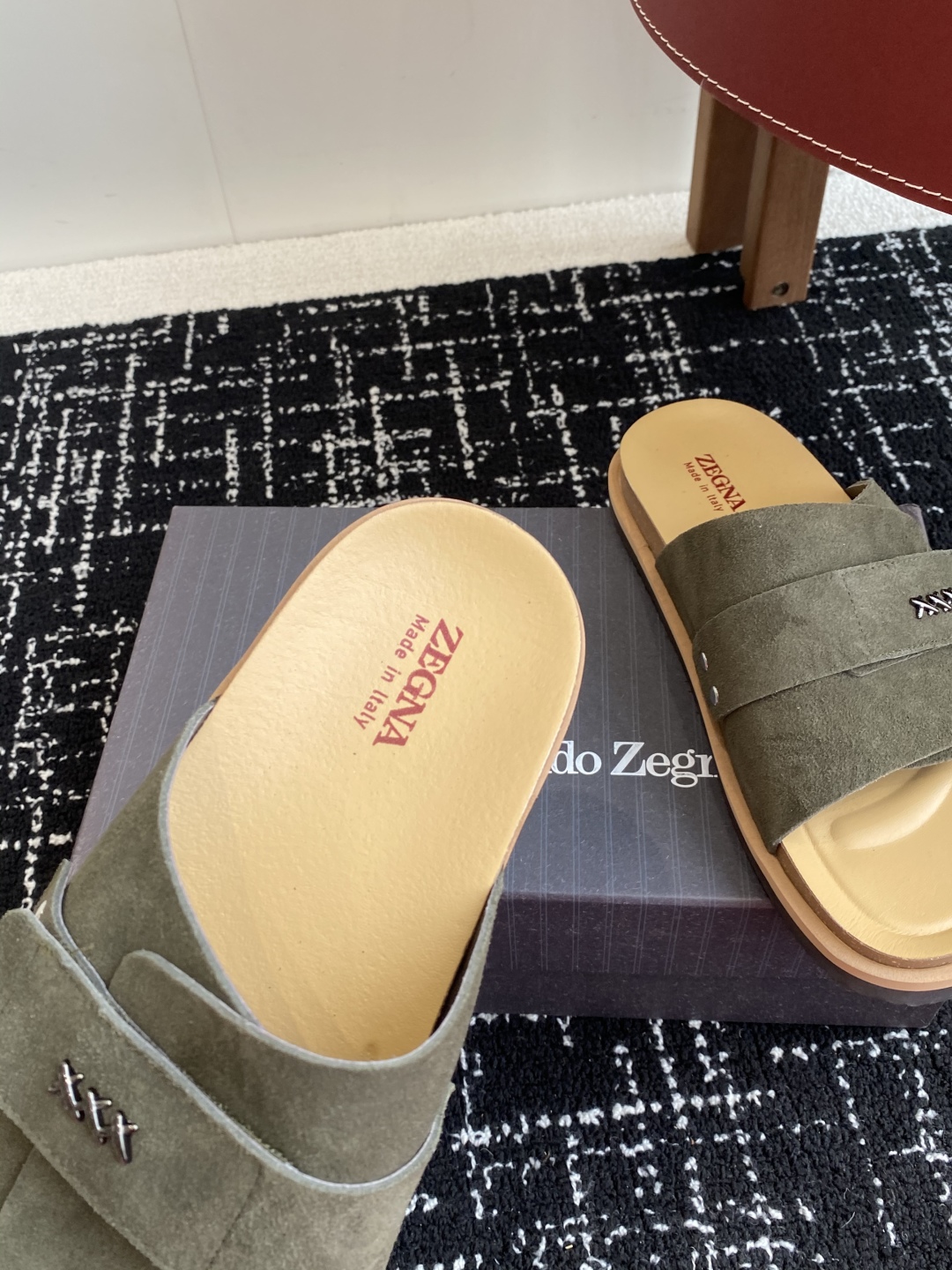 代购级
ZEGNA 杰尼亚 xxx系列 一字 厚底 老钱风 凉拖鞋

原版购入开发 做货 这款zegna