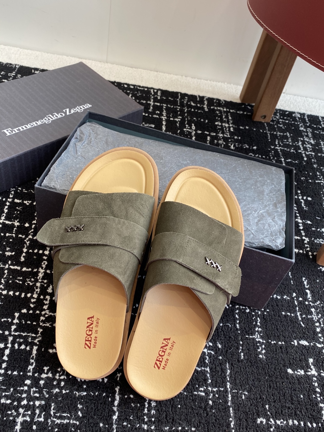 代购级
ZEGNA 杰尼亚 xxx系列 一字 厚底 老钱风 凉拖鞋

原版购入开发 做货 这款zegna