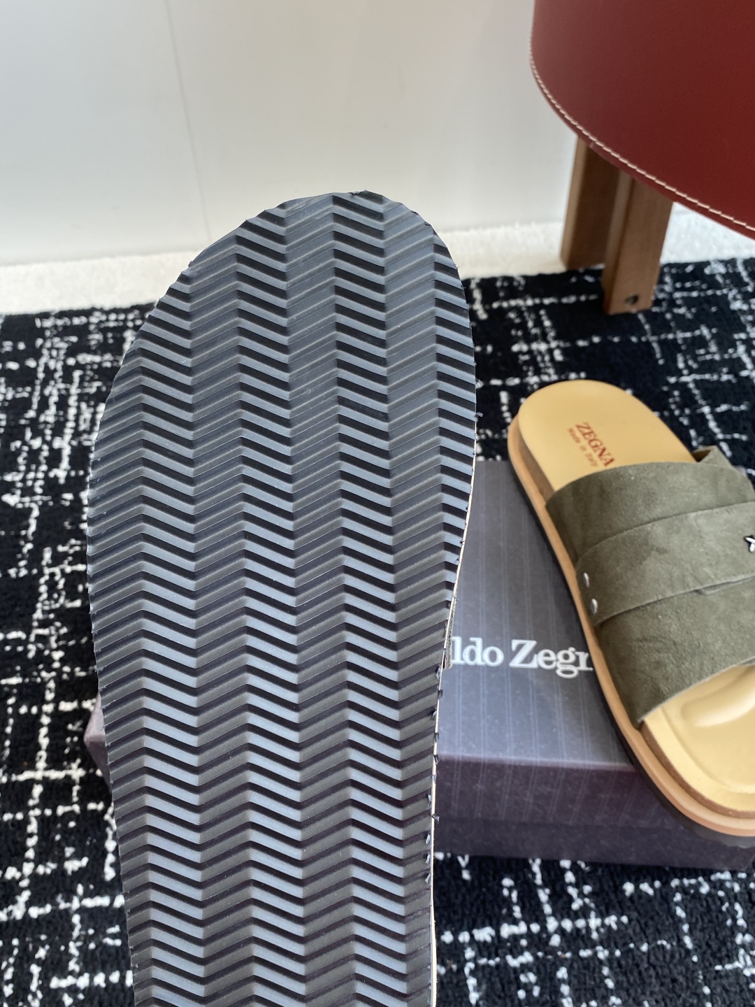 代购级
ZEGNA 杰尼亚 xxx系列 一字 厚底 老钱风 凉拖鞋

原版购入开发 做货 这款zegna