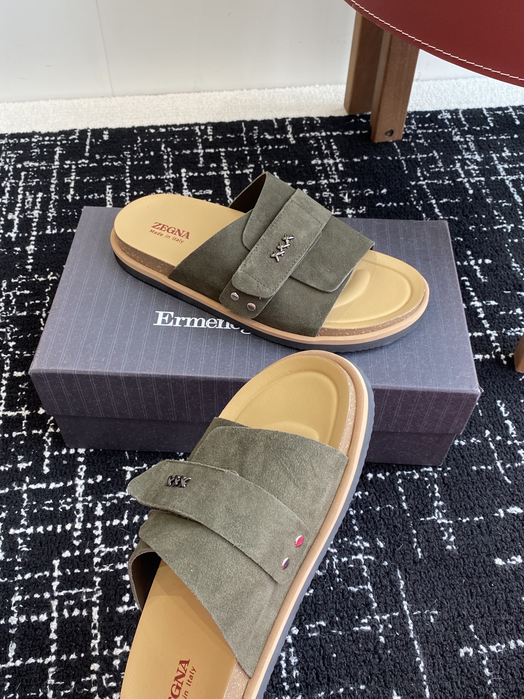 代购级
ZEGNA 杰尼亚 xxx系列 一字 厚底 老钱风 凉拖鞋

原版购入开发 做货 这款zegna