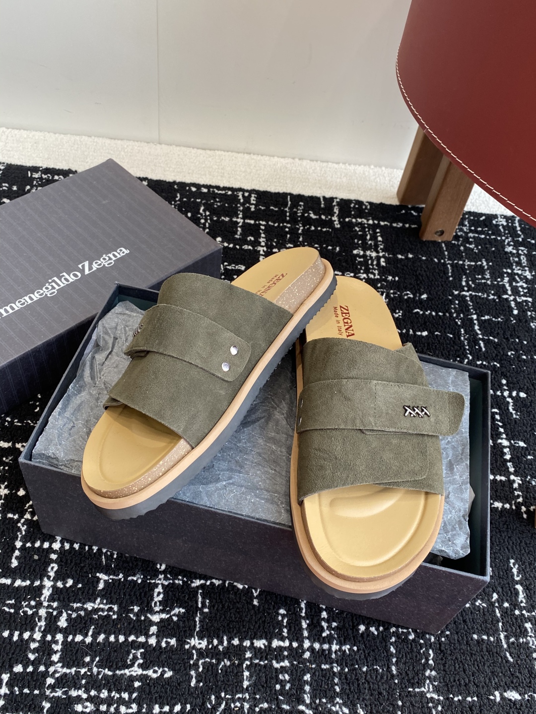 代购级
ZEGNA 杰尼亚 xxx系列 一字 厚底 老钱风 凉拖鞋

原版购入开发 做货 这款zegna