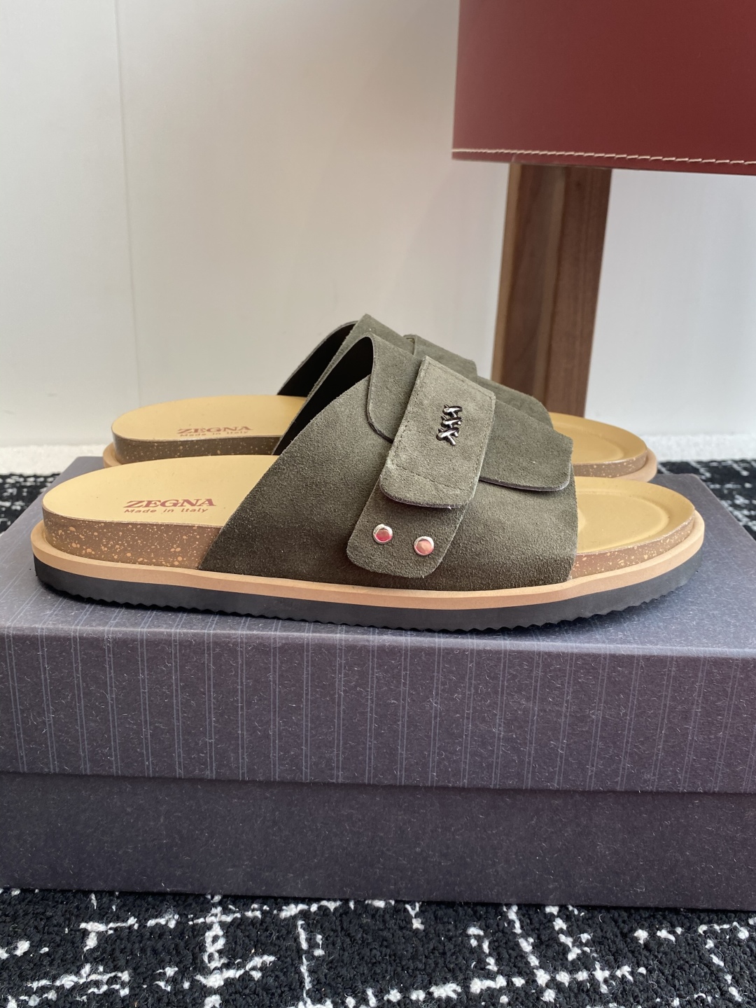 代购级
ZEGNA 杰尼亚 xxx系列 一字 厚底 老钱风 凉拖鞋

原版购入开发 做货 这款zegna