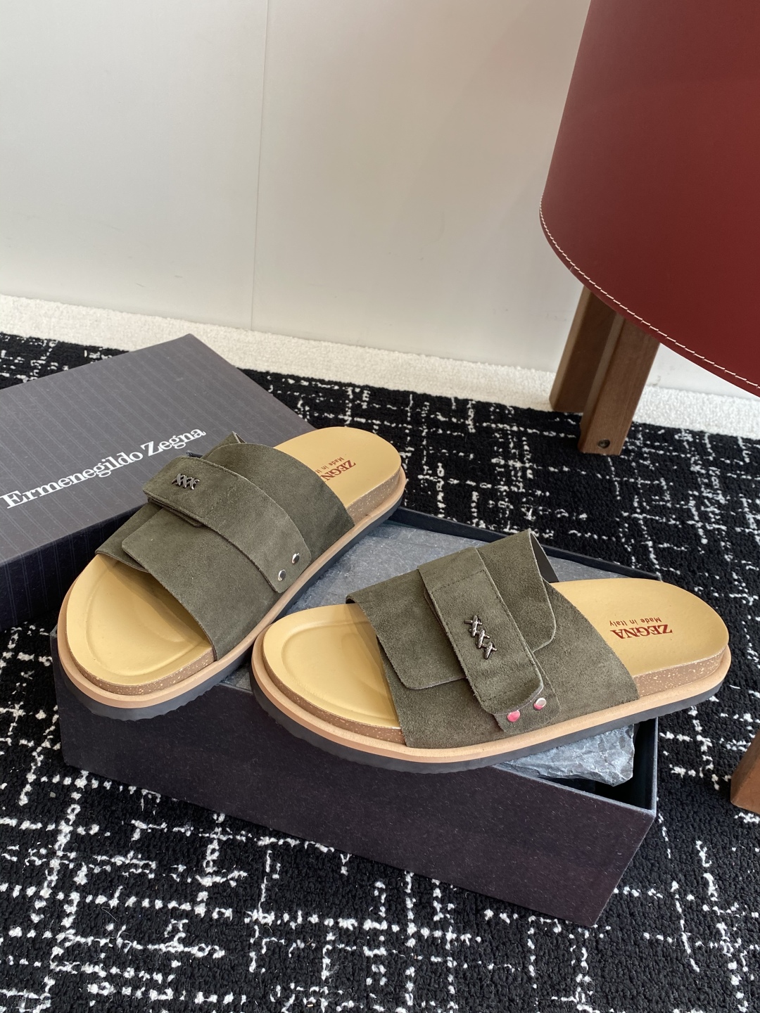 代购级
ZEGNA 杰尼亚 xxx系列 一字 厚底 老钱风 凉拖鞋

原版购入开发 做货 这款zegna