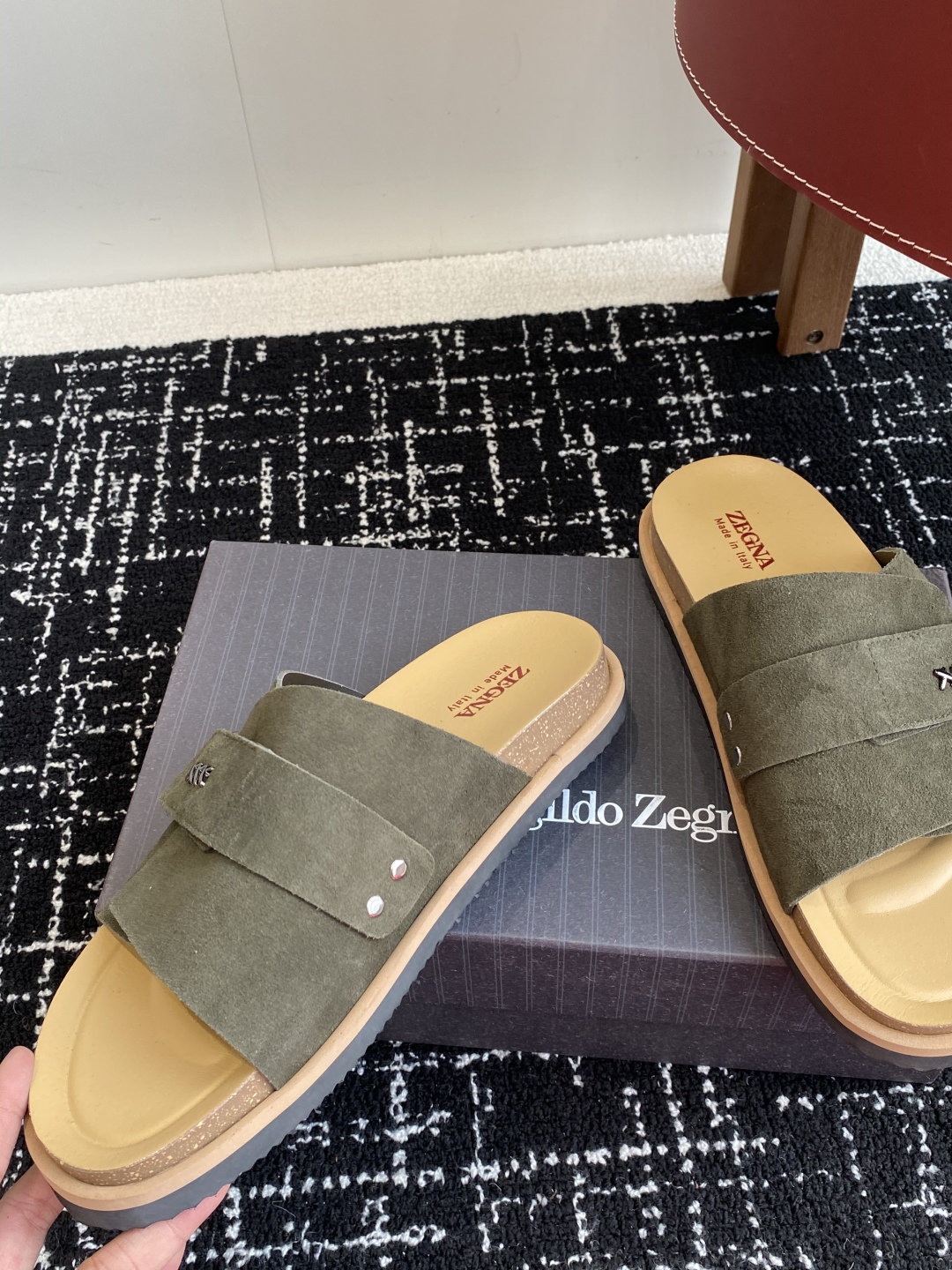 代购级
ZEGNA 杰尼亚 xxx系列 一字 厚底 老钱风 凉拖鞋

原版购入开发 做货 这款zegna