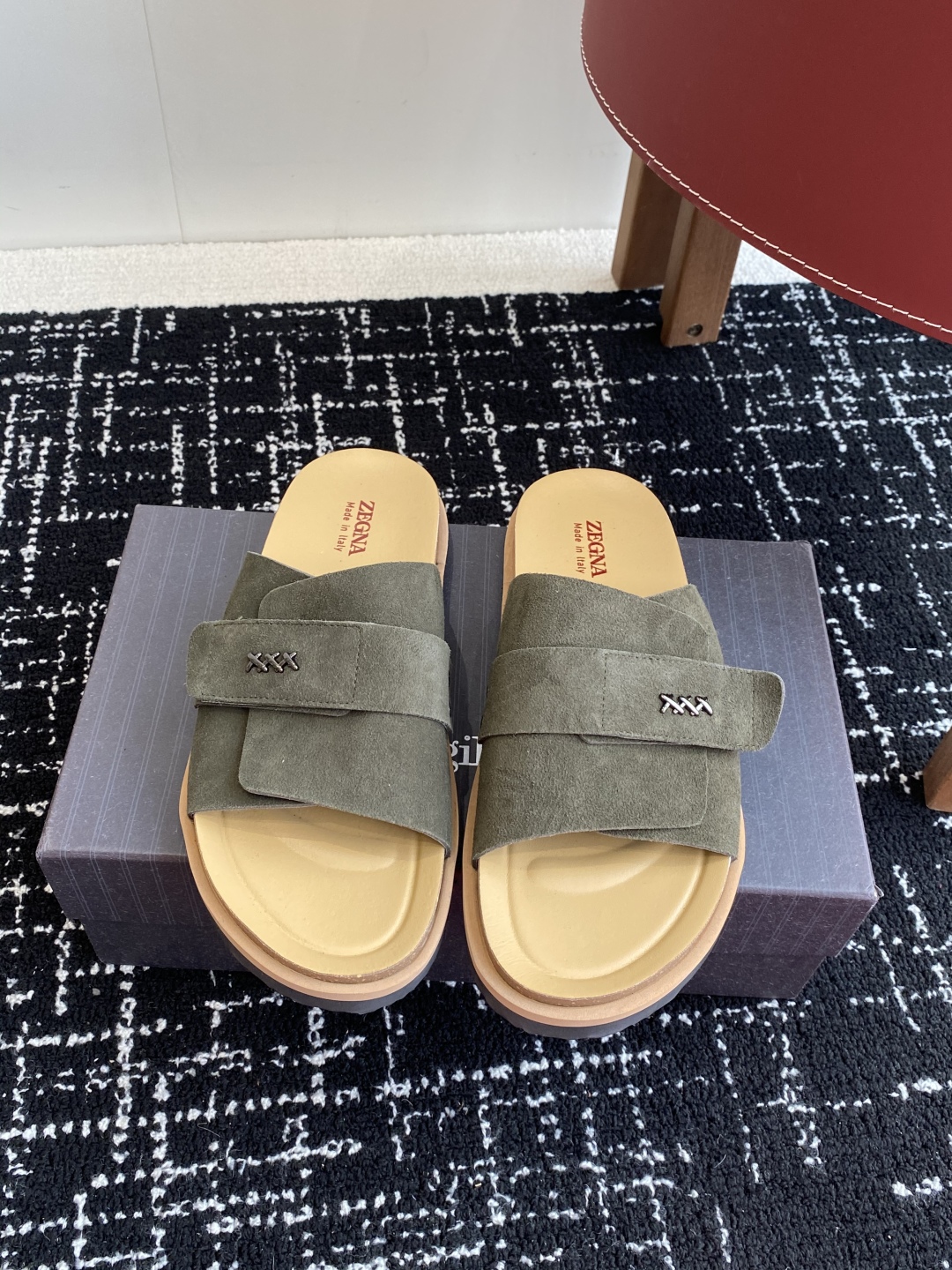 代购级
ZEGNA 杰尼亚 xxx系列 一字 厚底 老钱风 凉拖鞋

原版购入开发 做货 这款zegna