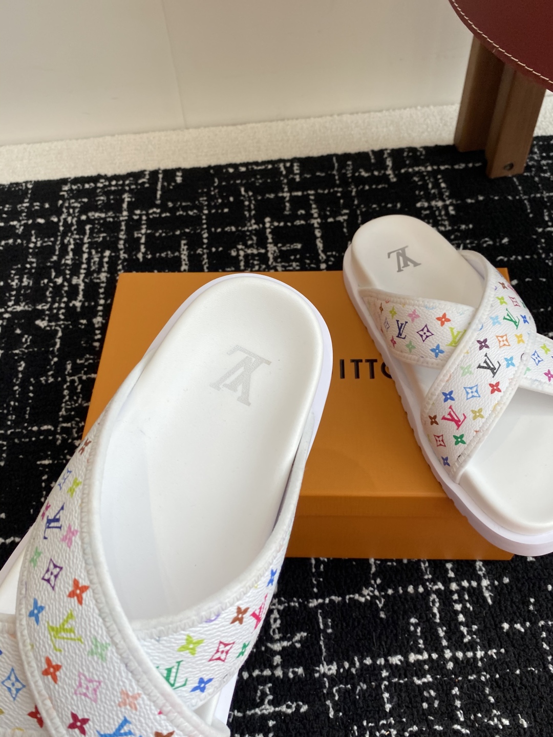 代购级
Louis vuitton 25ss 沙滩拖 又一爆款 最新 顶配版本

LV一出即巅峰的超爆款