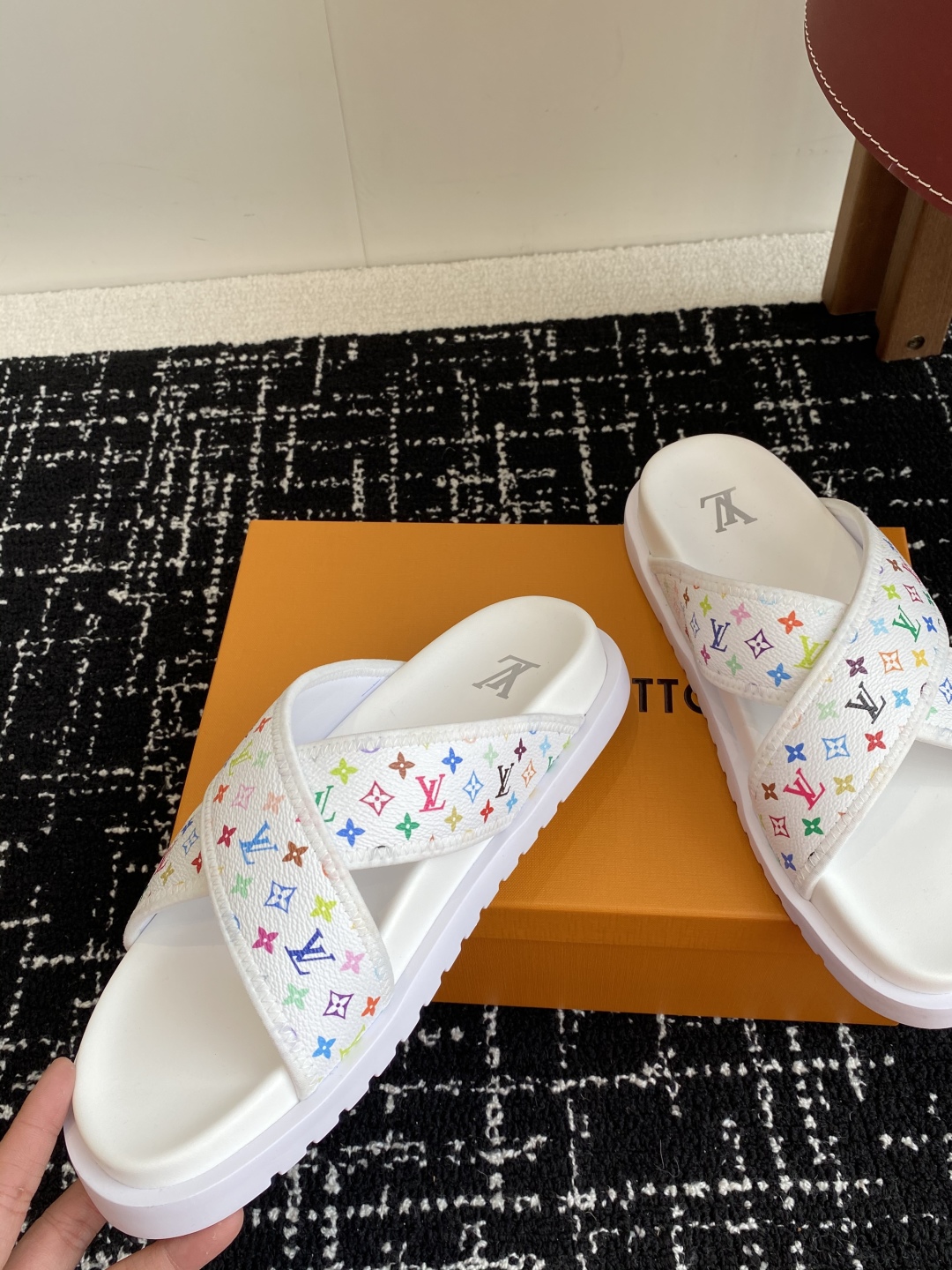代购级
Louis vuitton 25ss 沙滩拖 又一爆款 最新 顶配版本

LV一出即巅峰的超爆款