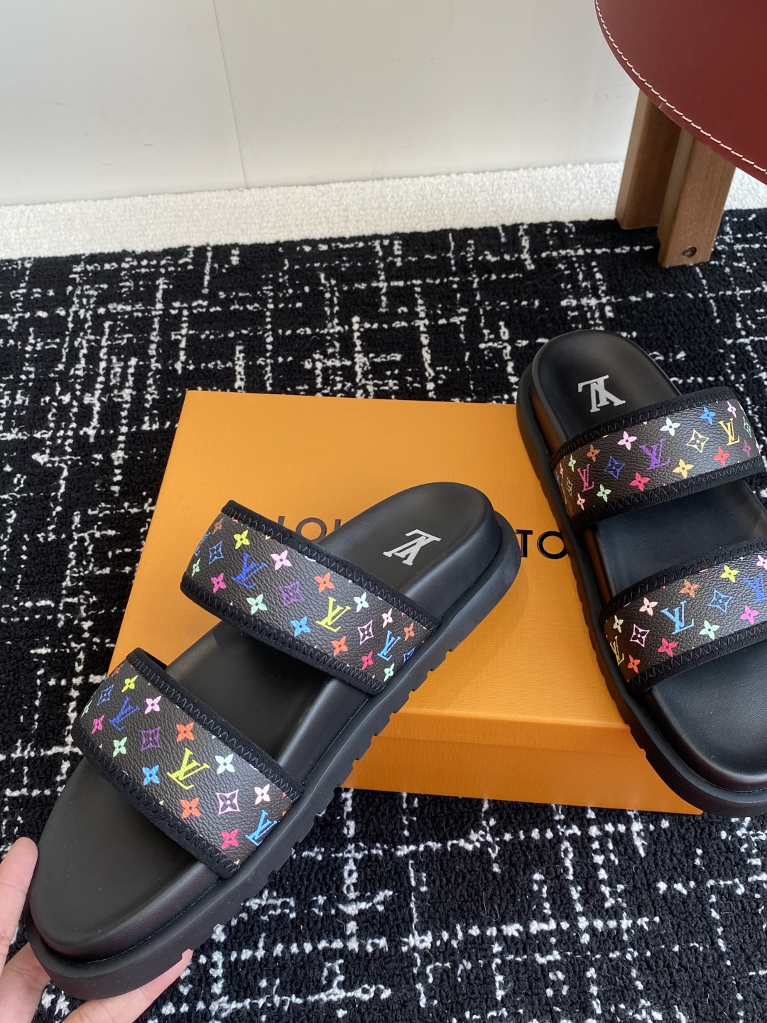 代购级
Louis vuitton 25ss 沙滩拖 又一爆款 最新 顶配版本

LV一出即巅峰的超爆款