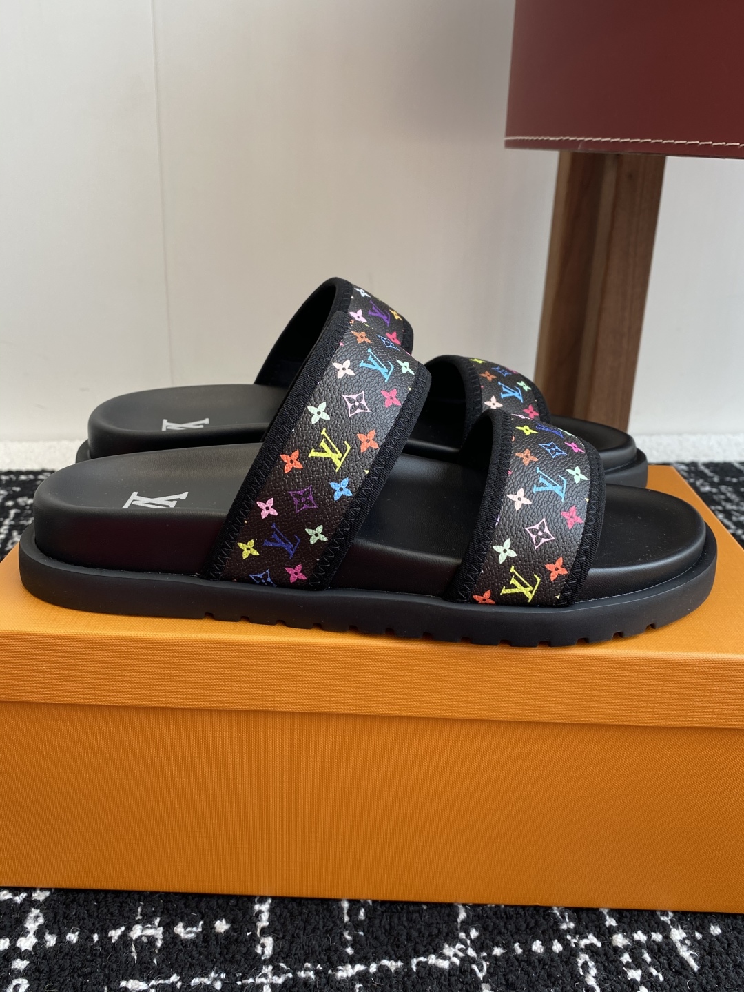 代购级
Louis vuitton 25ss 沙滩拖 又一爆款 最新 顶配版本

LV一出即巅峰的超爆款