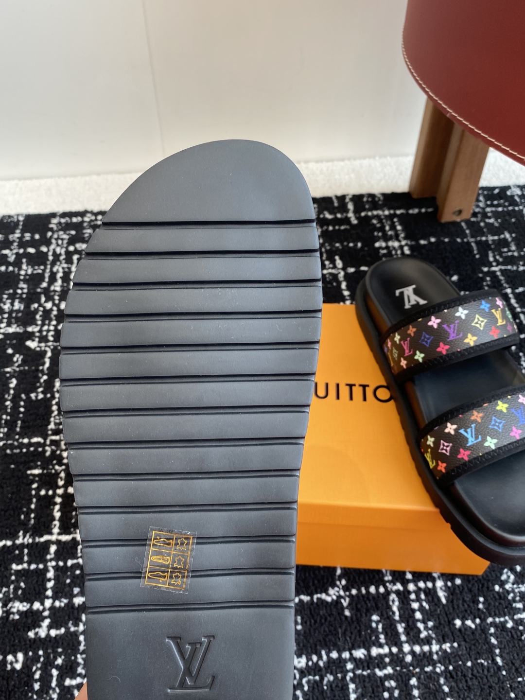 代购级
Louis vuitton 25ss 沙滩拖 又一爆款 最新 顶配版本

LV一出即巅峰的超爆款