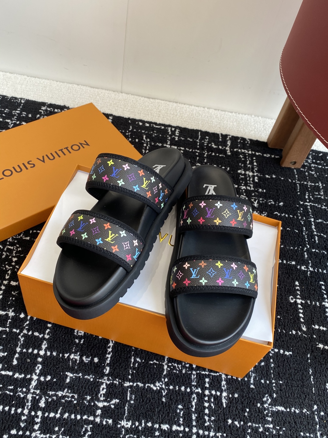 代购级
Louis vuitton 25ss 沙滩拖 又一爆款 最新 顶配版本

LV一出即巅峰的超爆款