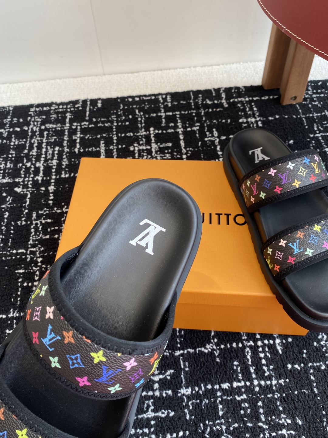代购级
Louis vuitton 25ss 沙滩拖 又一爆款 最新 顶配版本

LV一出即巅峰的超爆款