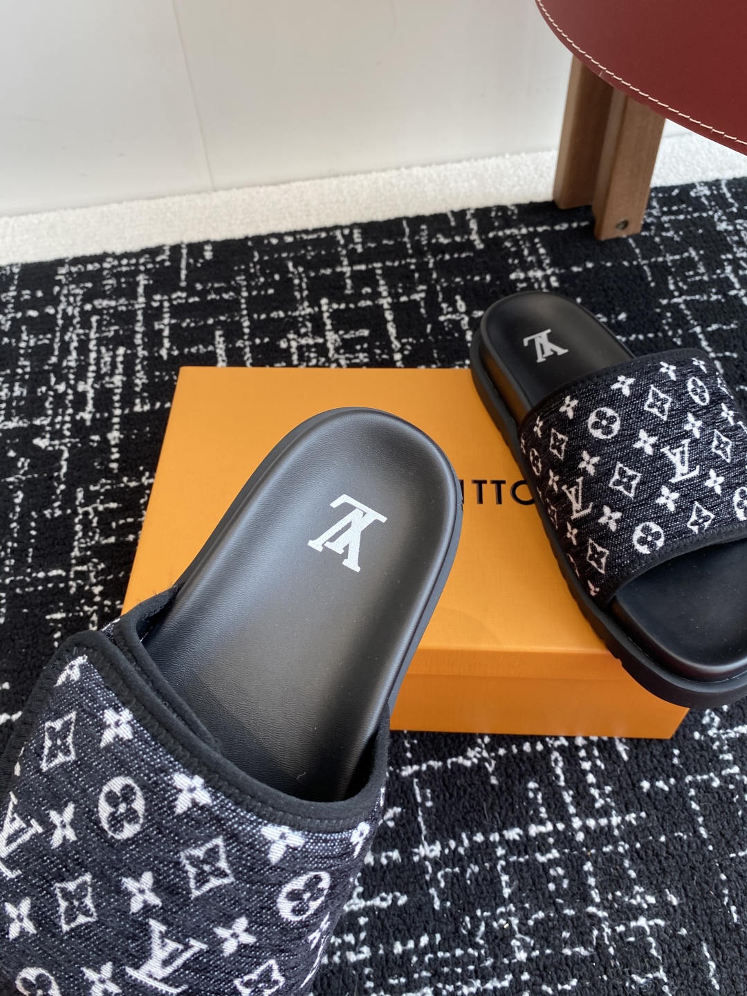 代购级
Louis vuitton 25ss 沙滩拖 又一爆款 最新 顶配版本

LV一出即巅峰的超爆款