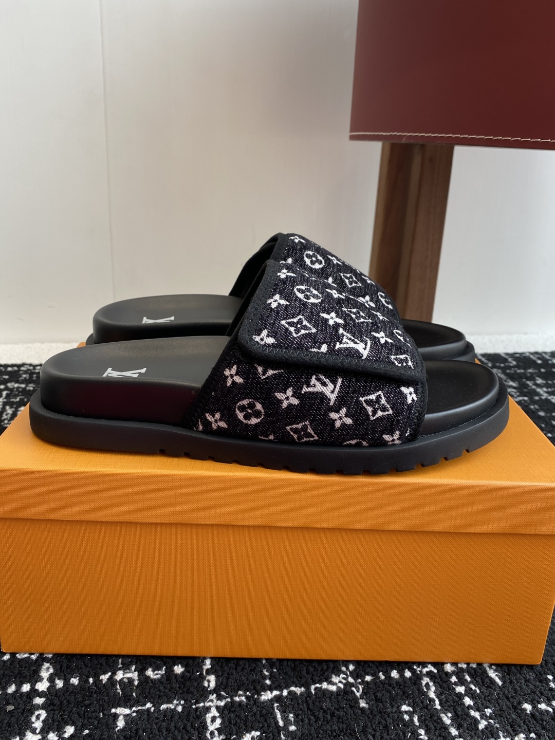 代购级
Louis vuitton 25ss 沙滩拖 又一爆款 最新 顶配版本

LV一出即巅峰的超爆款