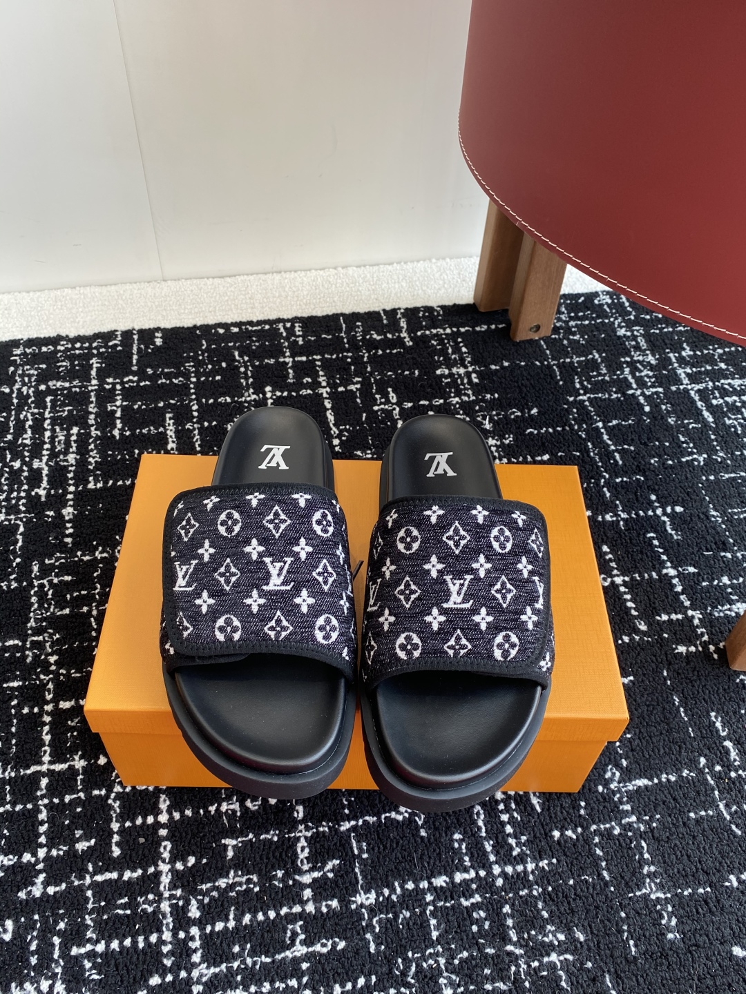代购级
Louis vuitton 25ss 沙滩拖 又一爆款 最新 顶配版本

LV一出即巅峰的超爆款