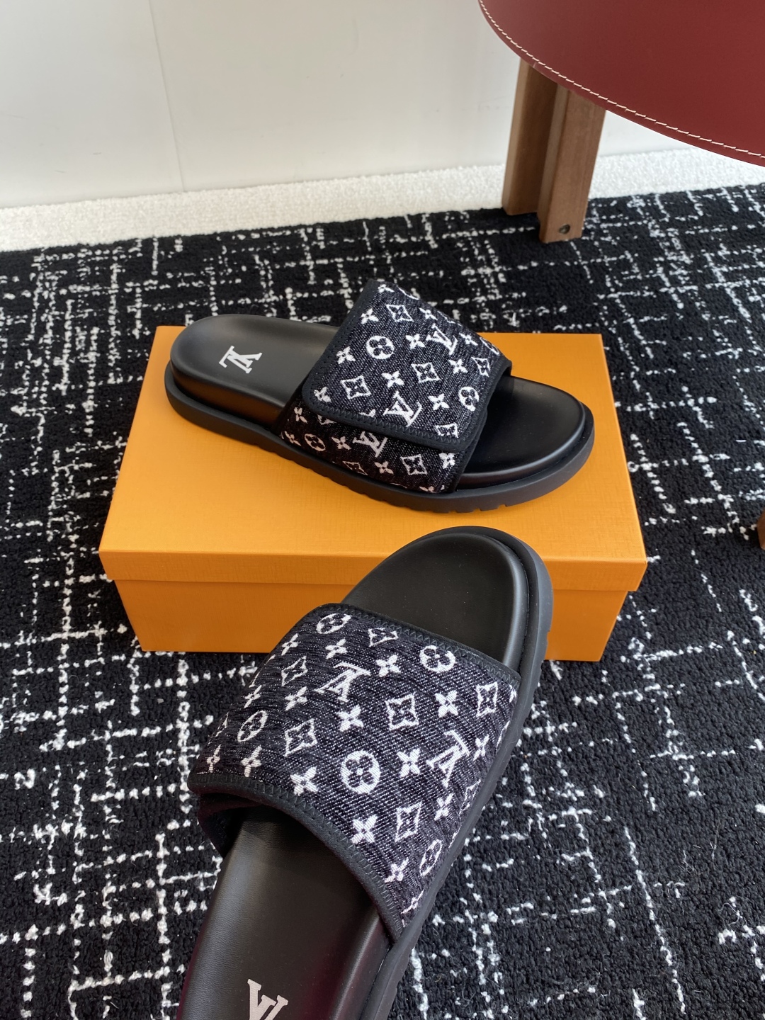代购级
Louis vuitton 25ss 沙滩拖 又一爆款 最新 顶配版本

LV一出即巅峰的超爆款