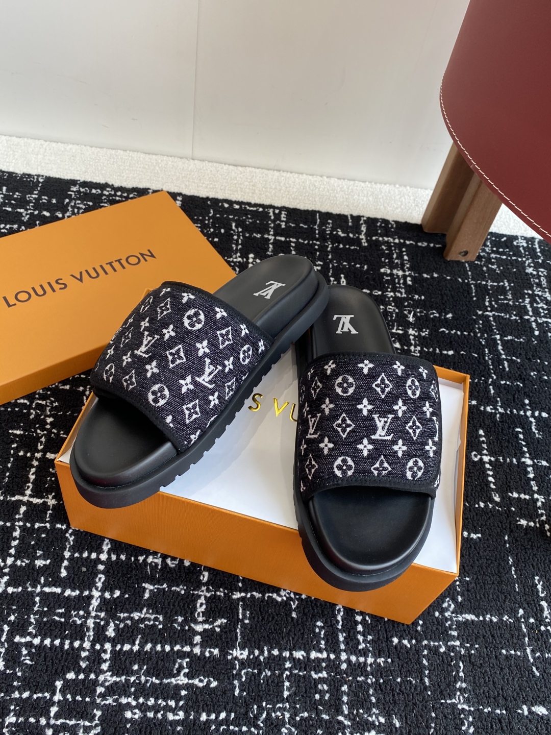 代购级
Louis vuitton 25ss 沙滩拖 又一爆款 最新 顶配版本

LV一出即巅峰的超爆款