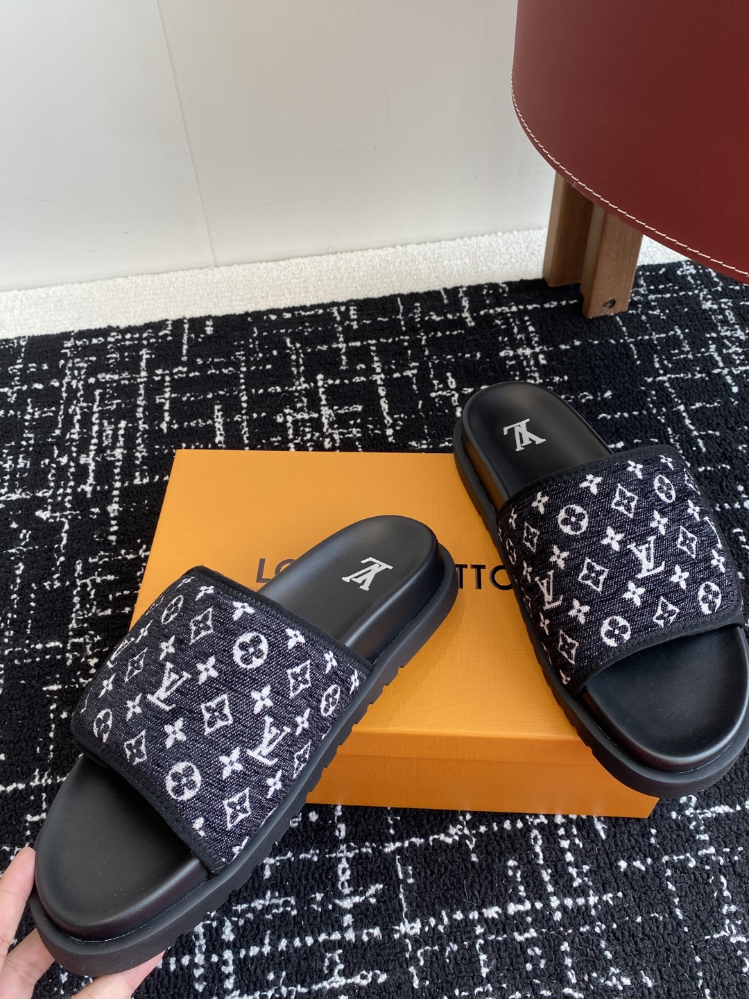 代购级
Louis vuitton 25ss 沙滩拖 又一爆款 最新 顶配版本

LV一出即巅峰的超爆款