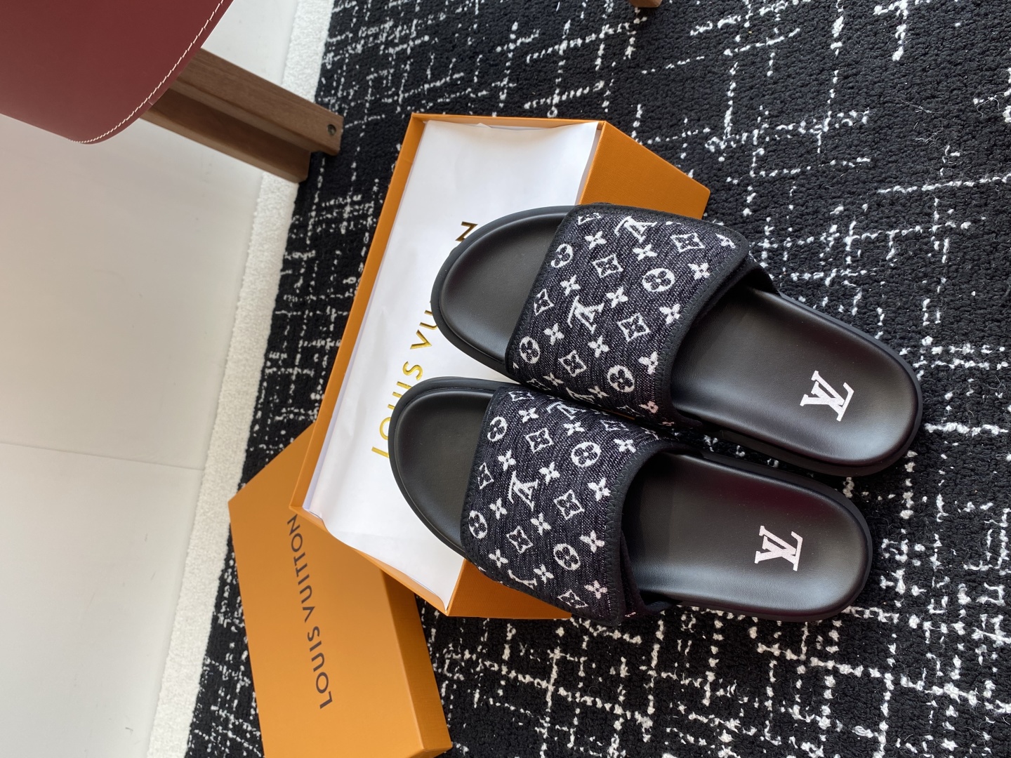 代购级
Louis vuitton 25ss 沙滩拖 又一爆款 最新 顶配版本

LV一出即巅峰的超爆款