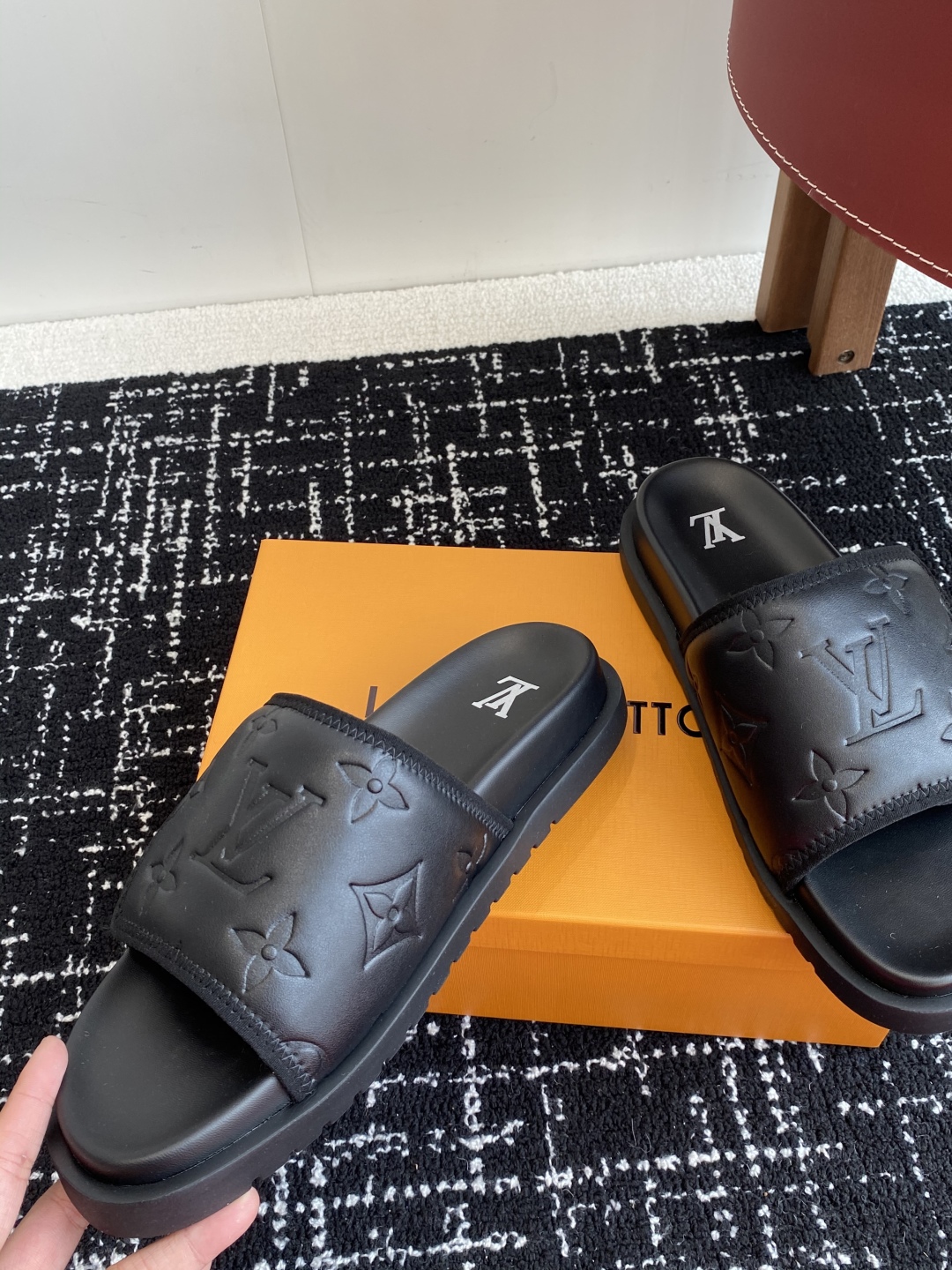 代购级
Louis vuitton 25ss 沙滩拖 又一爆款 最新 顶配版本

LV一出即巅峰的超爆款