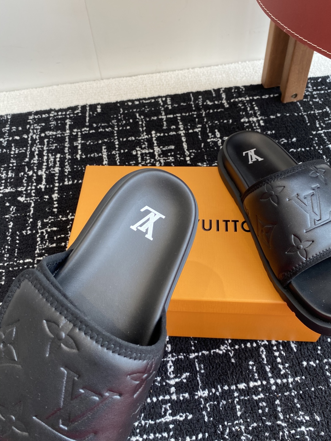 代购级
Louis vuitton 25ss 沙滩拖 又一爆款 最新 顶配版本

LV一出即巅峰的超爆款