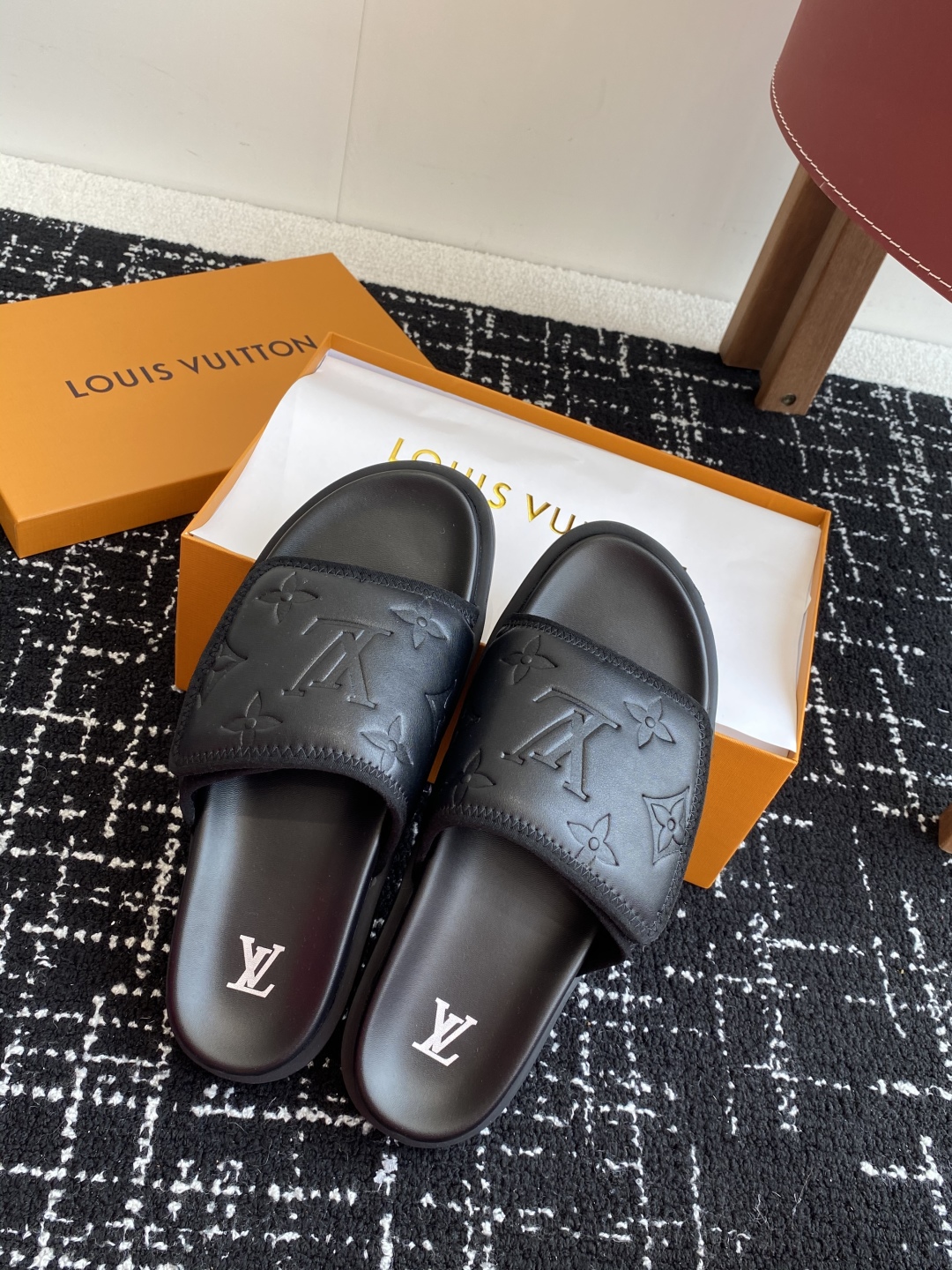 代购级
Louis vuitton 25ss 沙滩拖 又一爆款 最新 顶配版本

LV一出即巅峰的超爆款