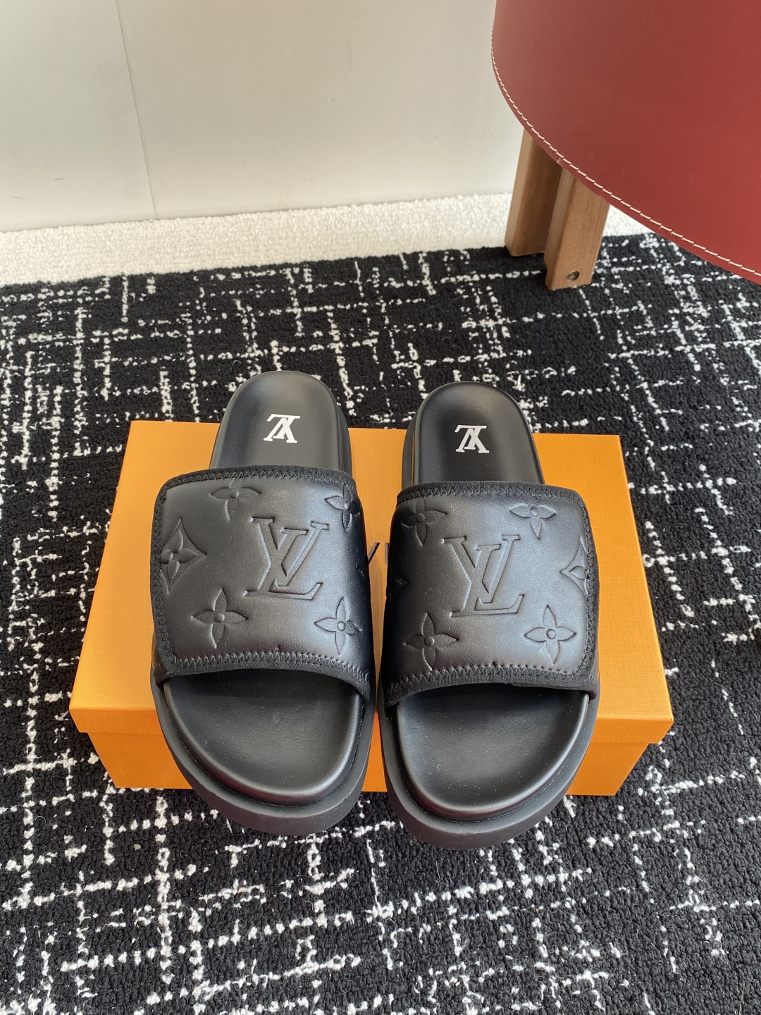 代购级
Louis vuitton 25ss 沙滩拖 又一爆款 最新 顶配版本

LV一出即巅峰的超爆款