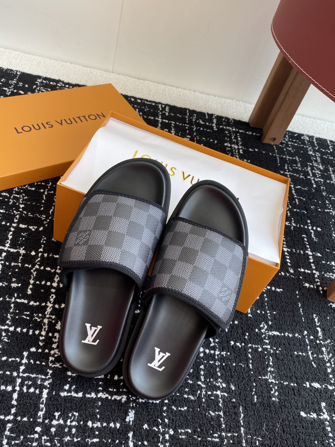 代购级
Louis vuitton 25ss 沙滩拖 又一爆款 最新 顶配版本

LV一出即巅峰的超爆款