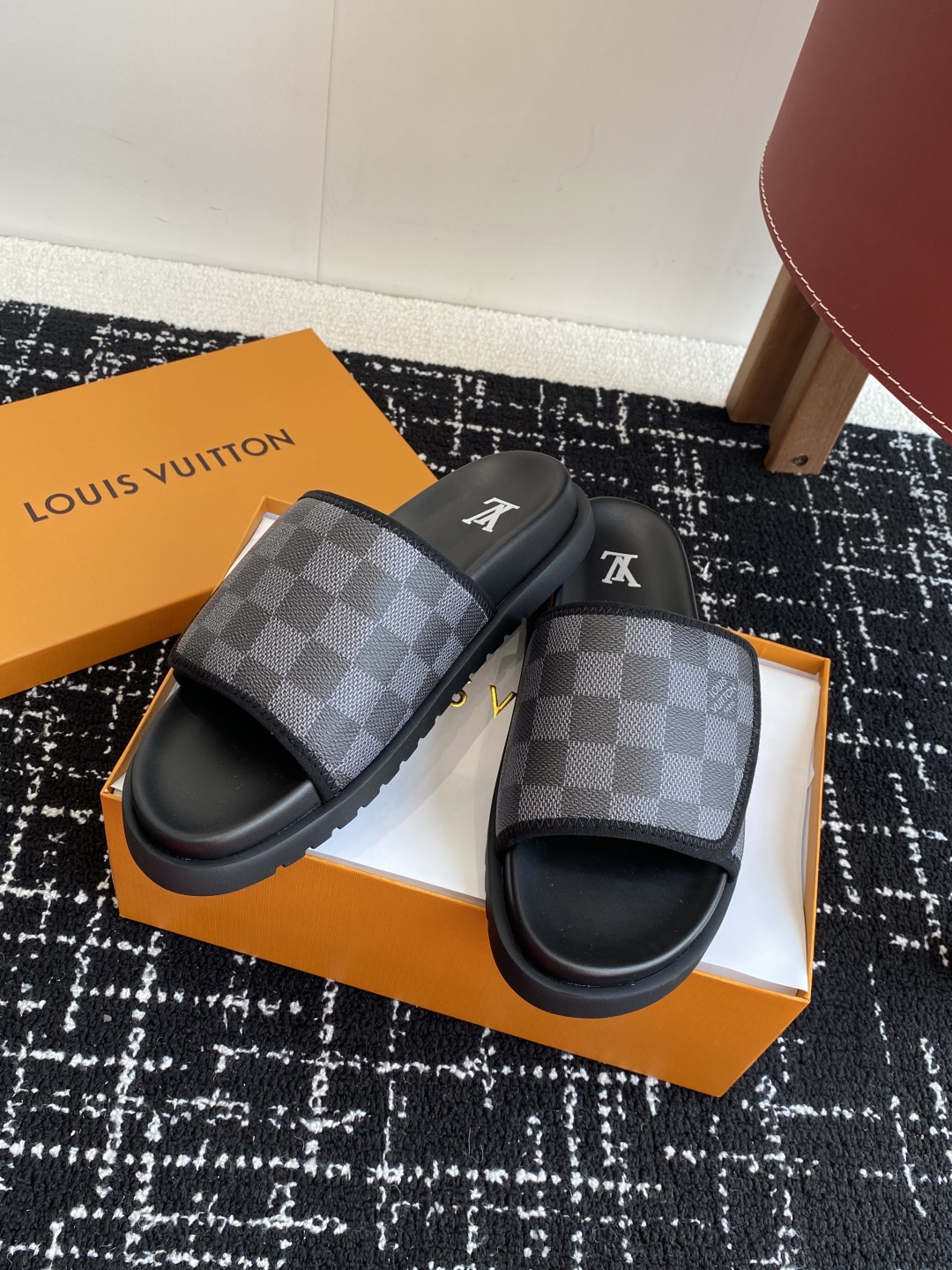 代购级
Louis vuitton 25ss 沙滩拖 又一爆款 最新 顶配版本

LV一出即巅峰的超爆款