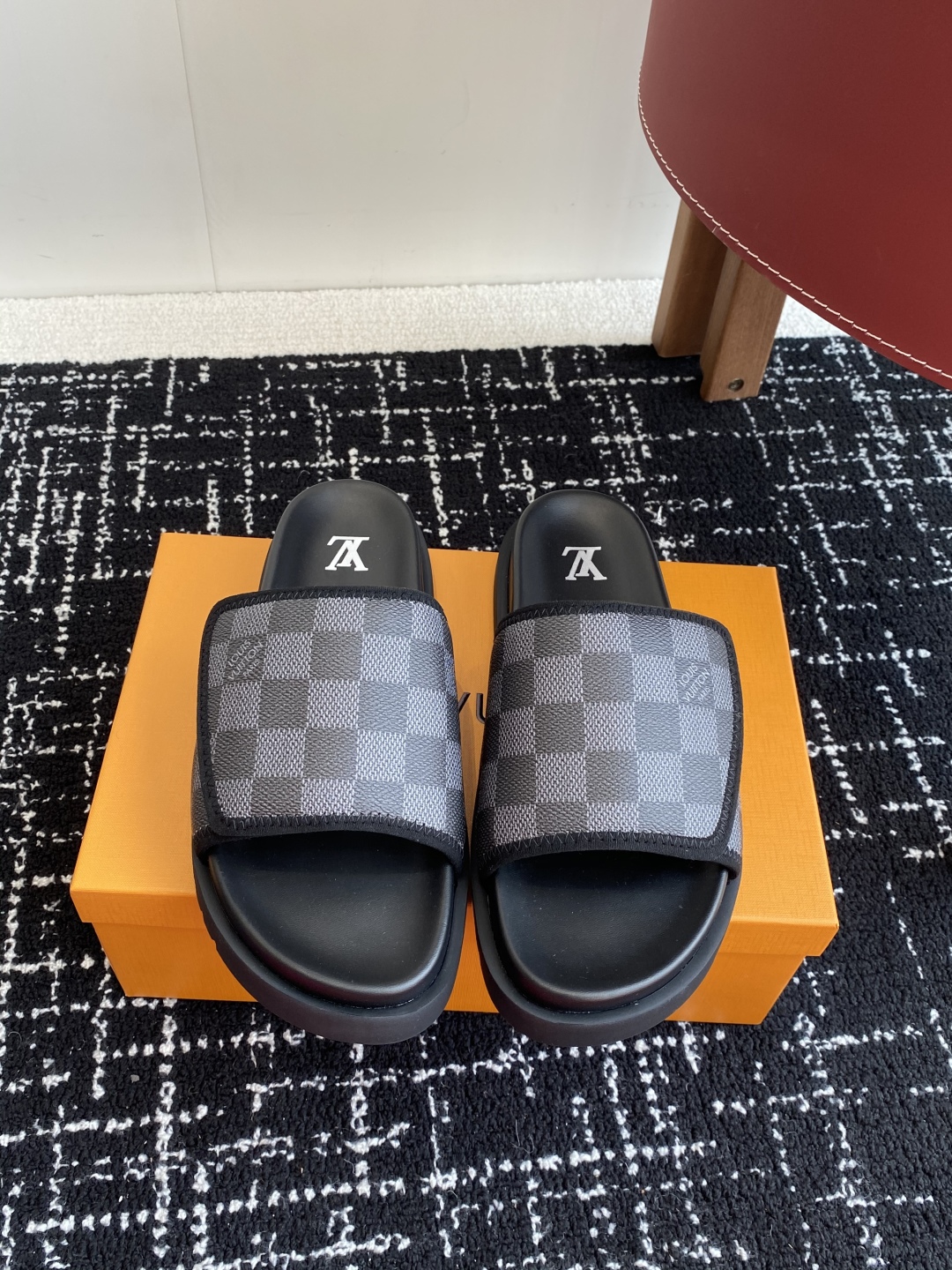 代购级
Louis vuitton 25ss 沙滩拖 又一爆款 最新 顶配版本

LV一出即巅峰的超爆款