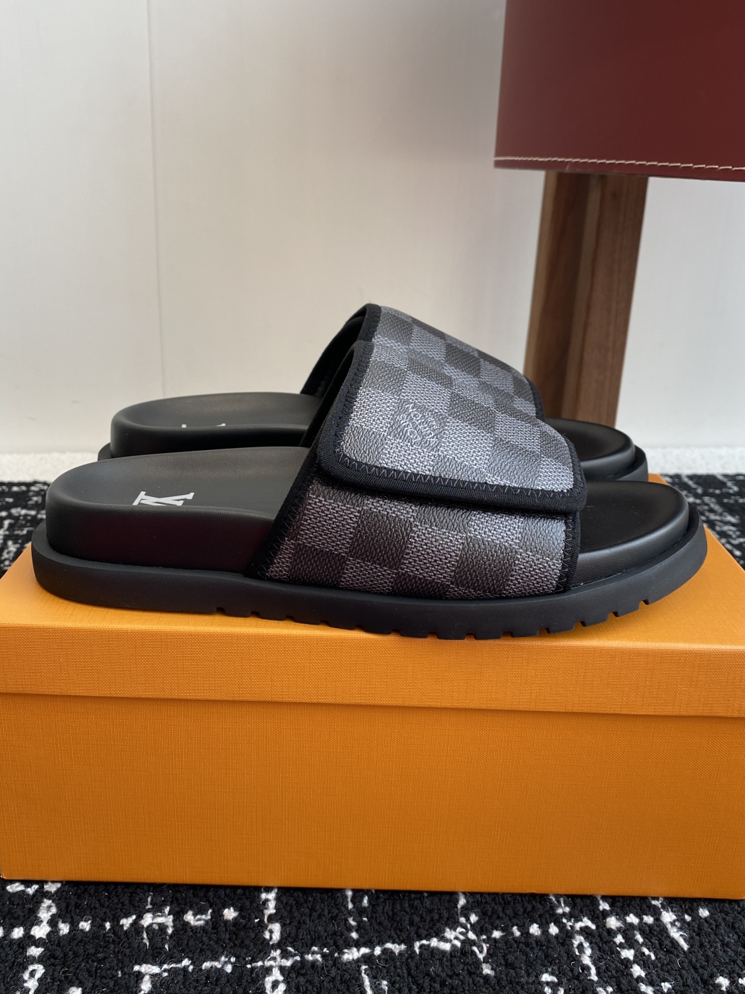 代购级
Louis vuitton 25ss 沙滩拖 又一爆款 最新 顶配版本

LV一出即巅峰的超爆款