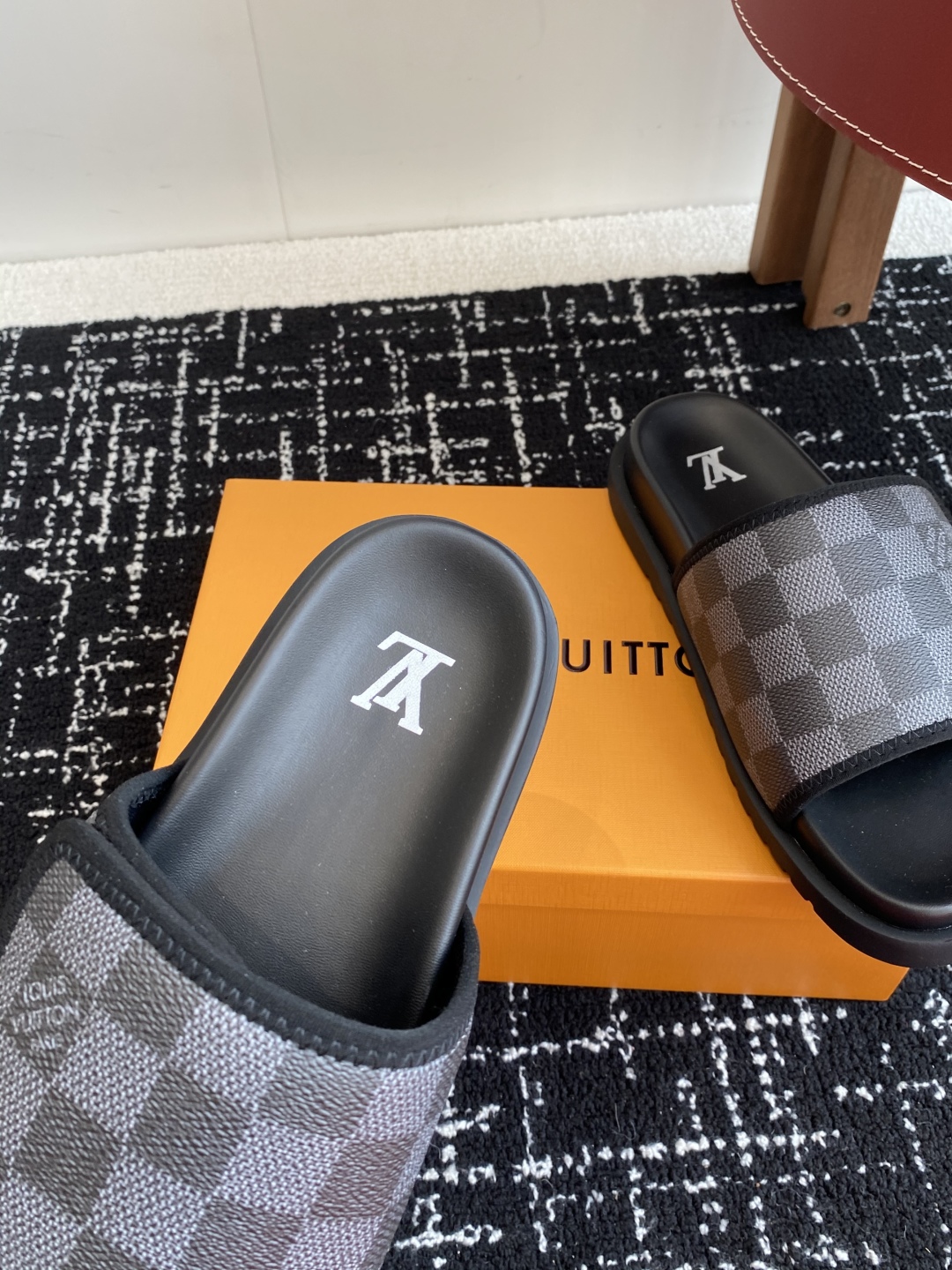 代购级
Louis vuitton 25ss 沙滩拖 又一爆款 最新 顶配版本

LV一出即巅峰的超爆款