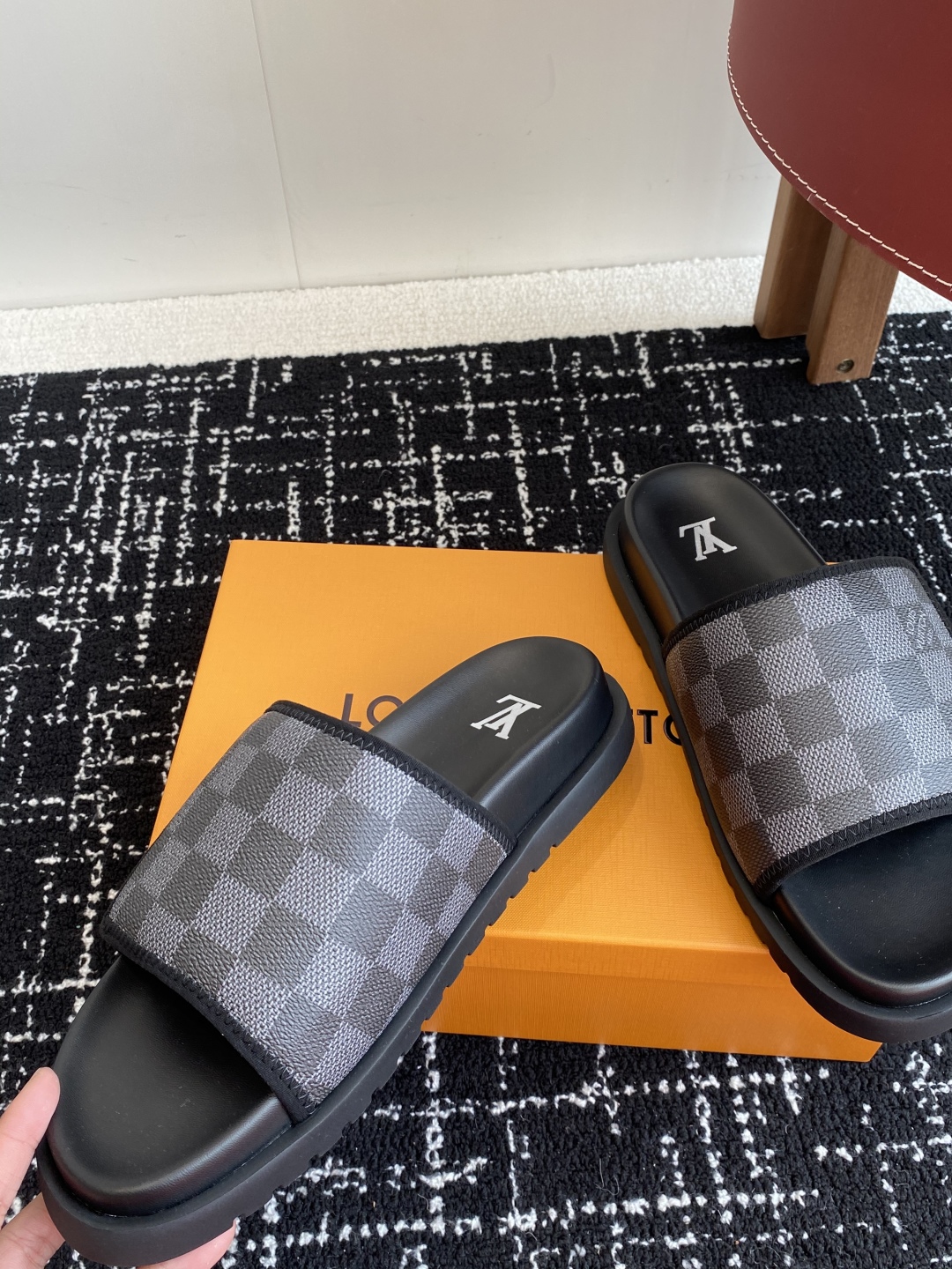 代购级
Louis vuitton 25ss 沙滩拖 又一爆款 最新 顶配版本

LV一出即巅峰的超爆款