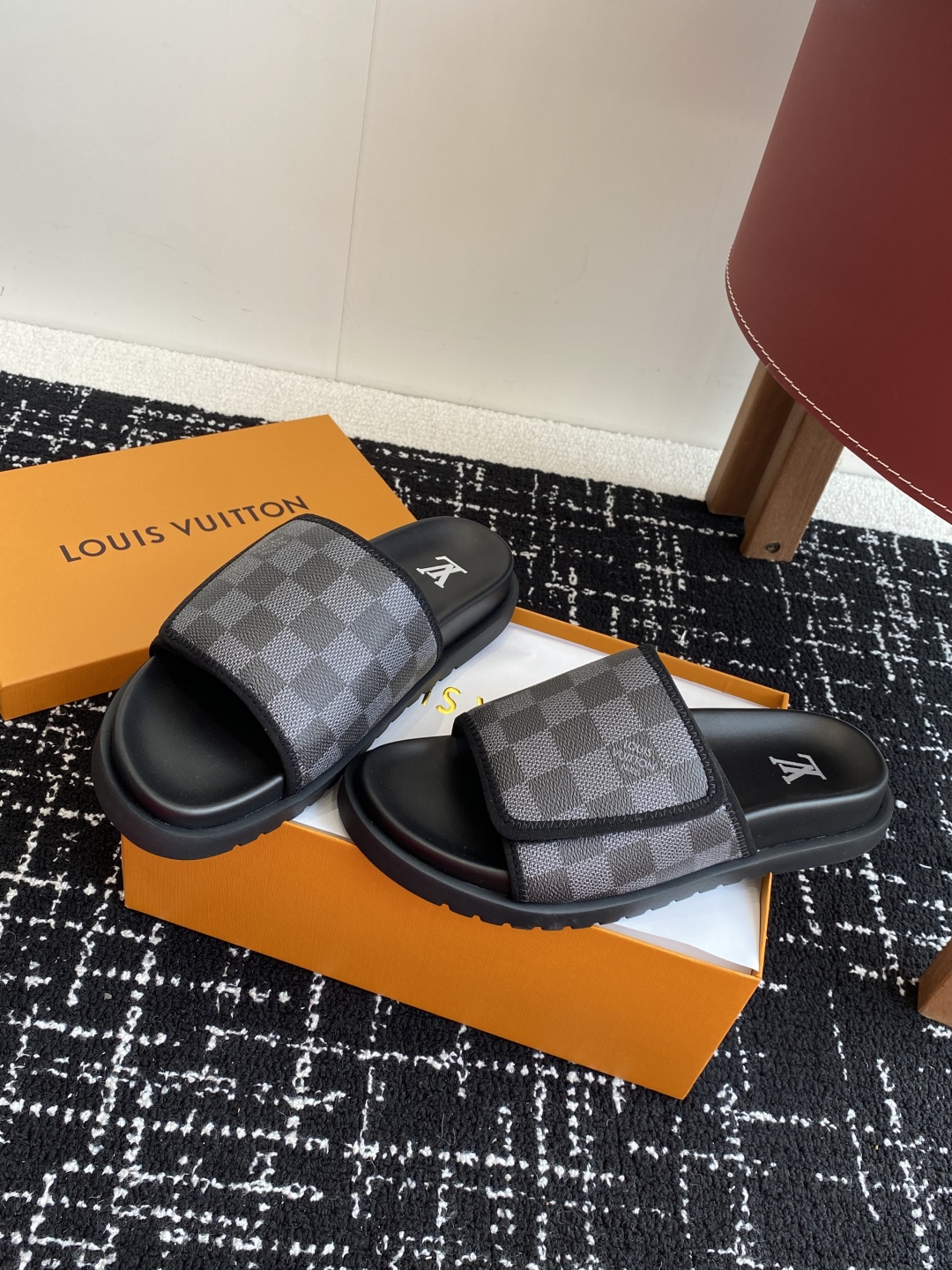 代购级
Louis vuitton 25ss 沙滩拖 又一爆款 最新 顶配版本

LV一出即巅峰的超爆款