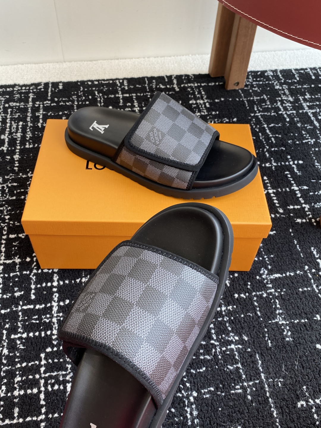 代购级
Louis vuitton 25ss 沙滩拖 又一爆款 最新 顶配版本

LV一出即巅峰的超爆款