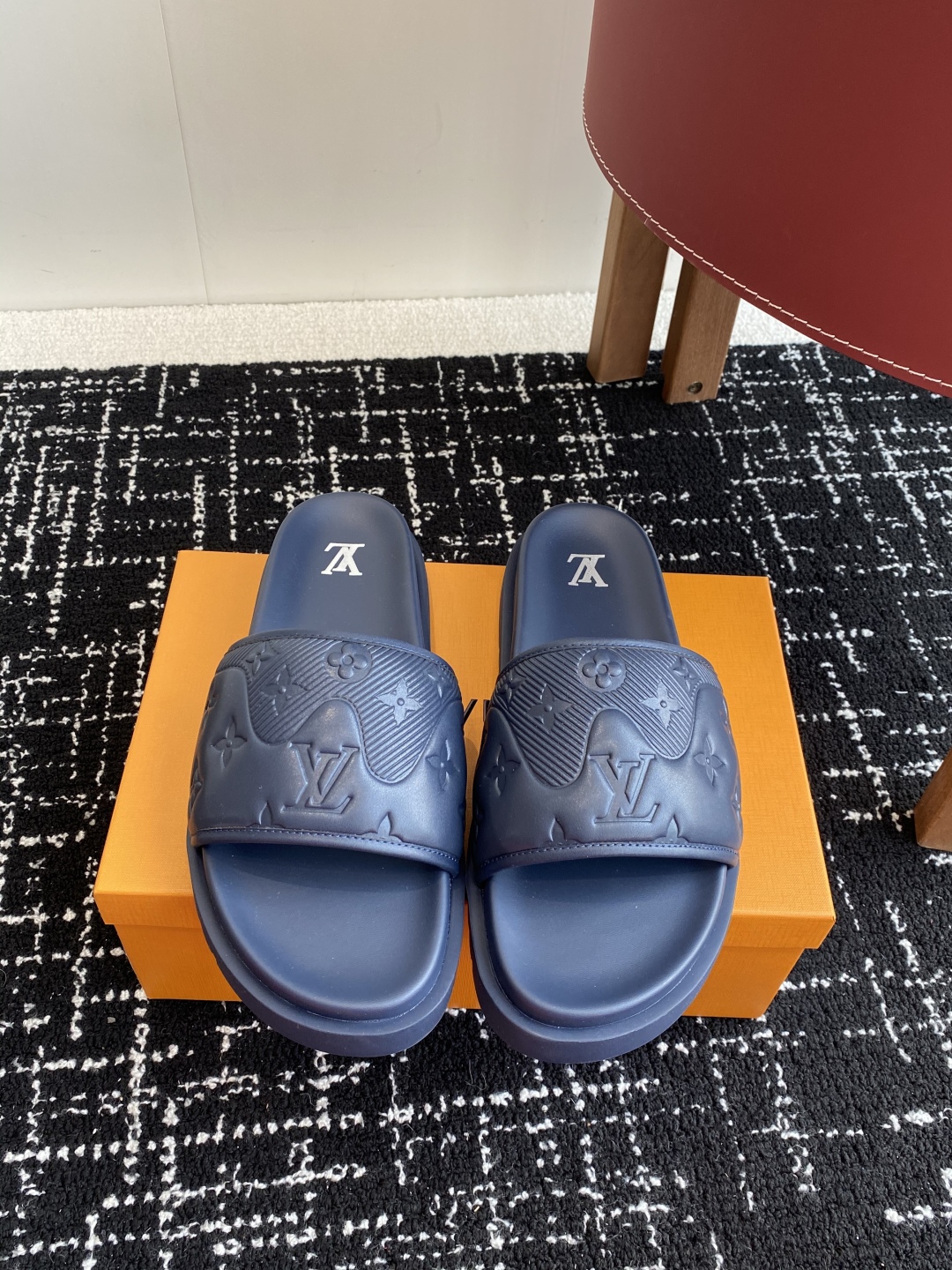 代购级
Louis vuitton 25ss 沙滩拖 又一爆款 最新 顶配版本

LV一出即巅峰的超爆款