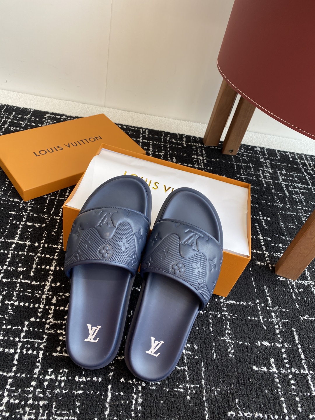 代购级
Louis vuitton 25ss 沙滩拖 又一爆款 最新 顶配版本

LV一出即巅峰的超爆款