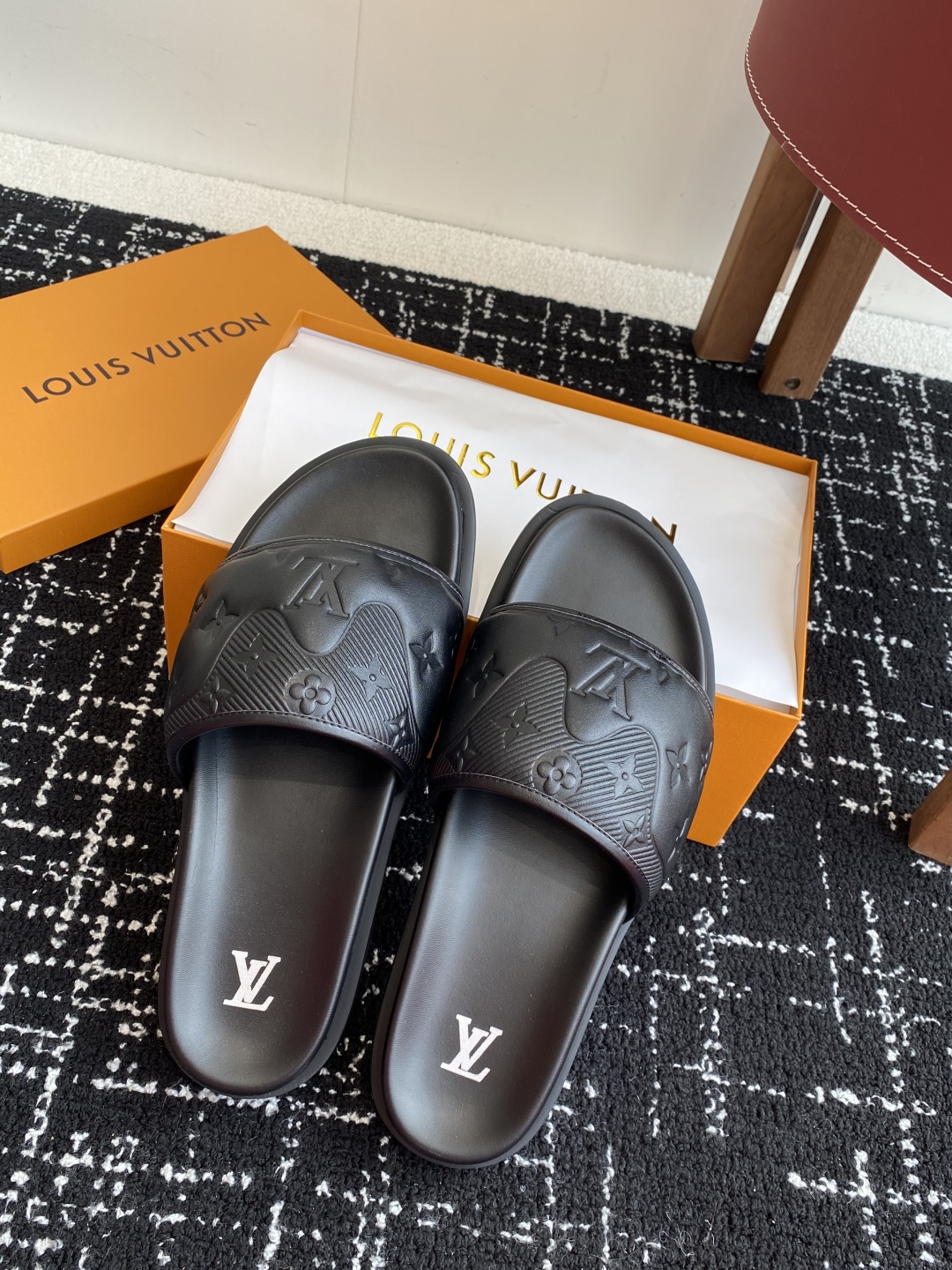 代购级
Louis vuitton 25ss 沙滩拖 又一爆款 最新 顶配版本

LV一出即巅峰的超爆款