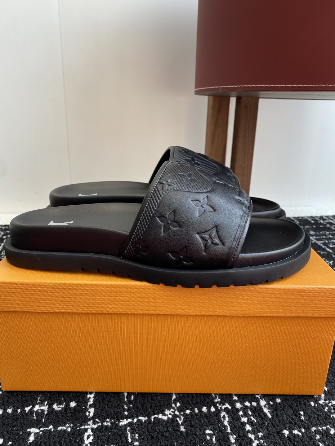 代购级
Louis vuitton 25ss 沙滩拖 又一爆款 最新 顶配版本

LV一出即巅峰的超爆款
