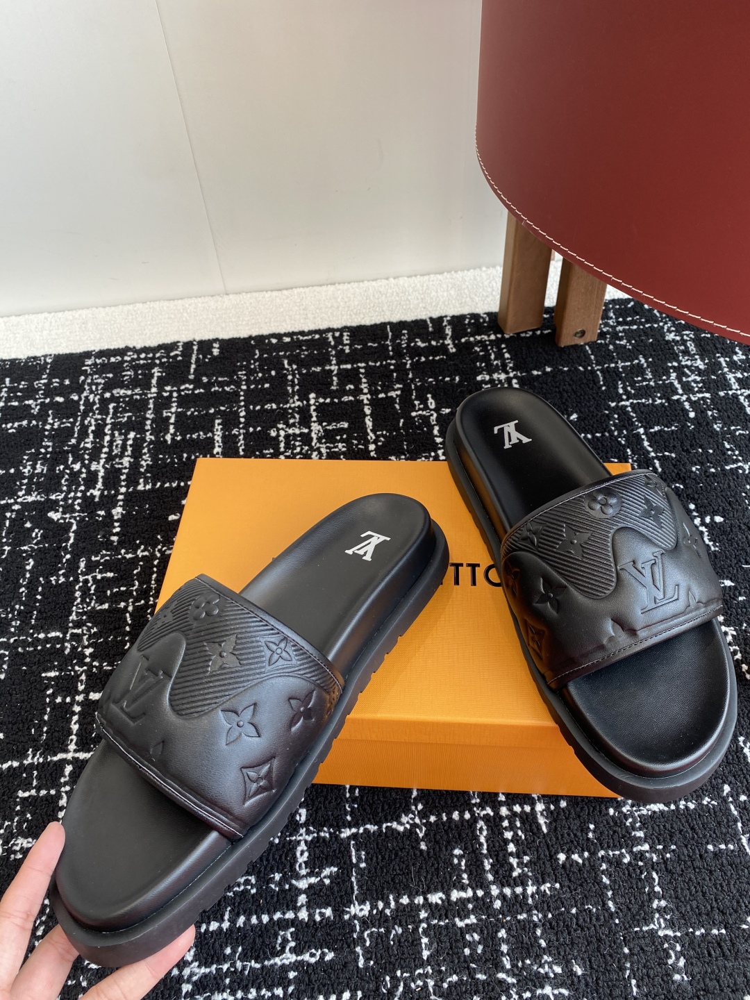 代购级
Louis vuitton 25ss 沙滩拖 又一爆款 最新 顶配版本

LV一出即巅峰的超爆款