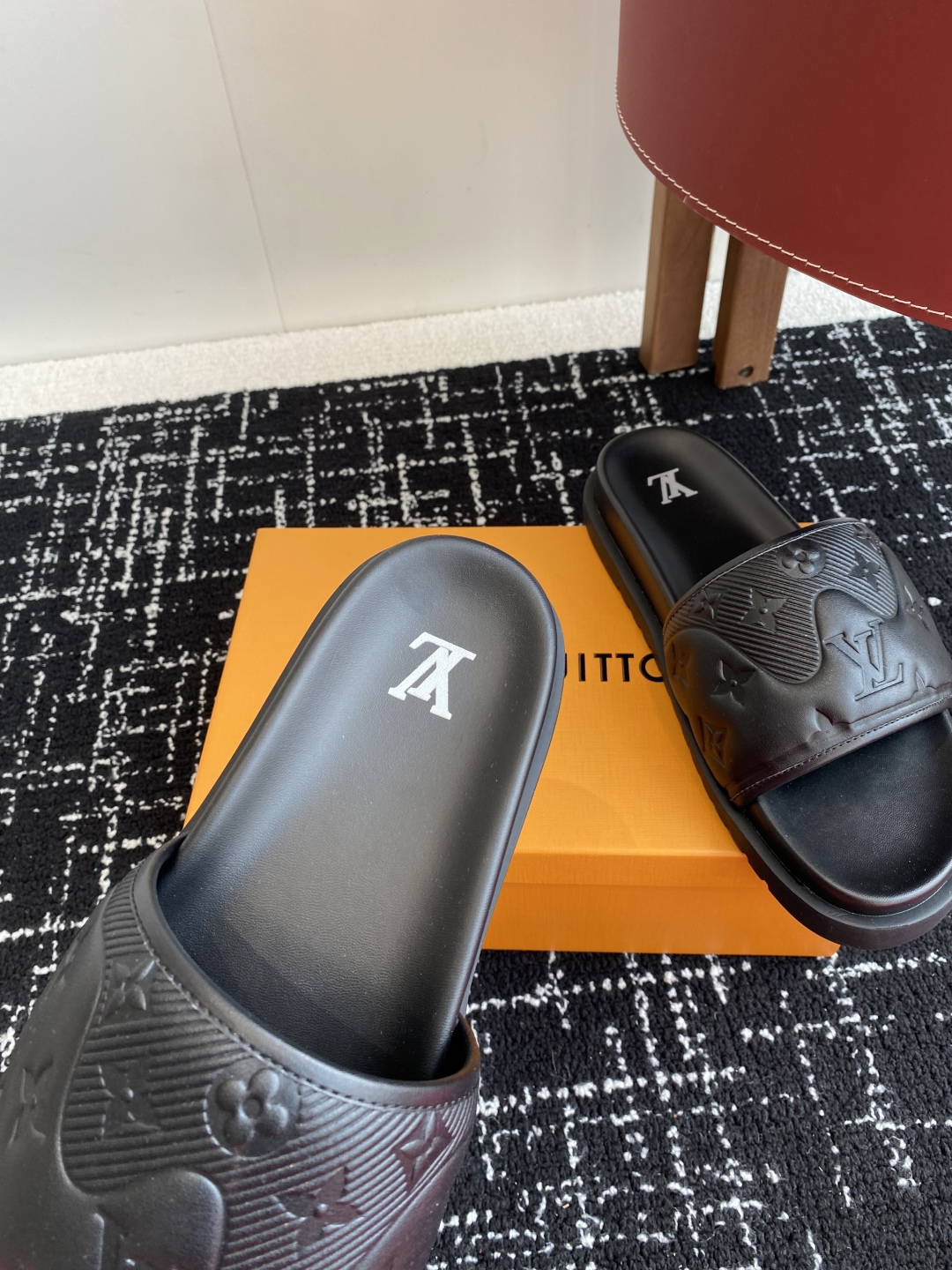 代购级
Louis vuitton 25ss 沙滩拖 又一爆款 最新 顶配版本

LV一出即巅峰的超爆款