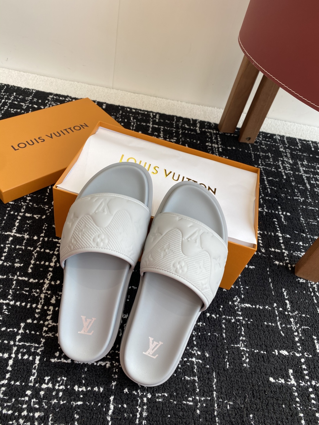 代购级
Louis vuitton 25ss 沙滩拖 又一爆款 最新 顶配版本

LV一出即巅峰的超爆款